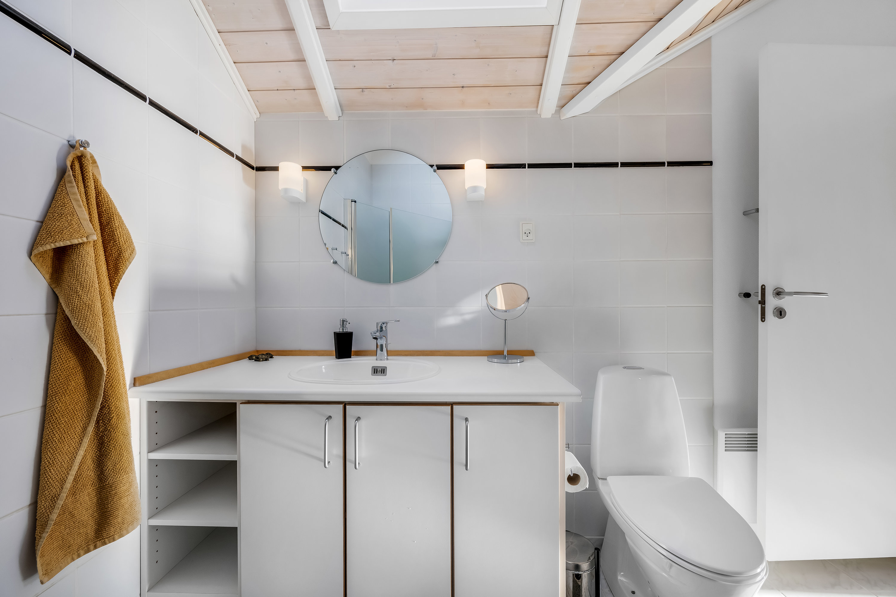 Fremhævet toilet billede i fuldskærmstilstand. Billede af Vibevænget 14, Bork Havn, 6893 Hemmet