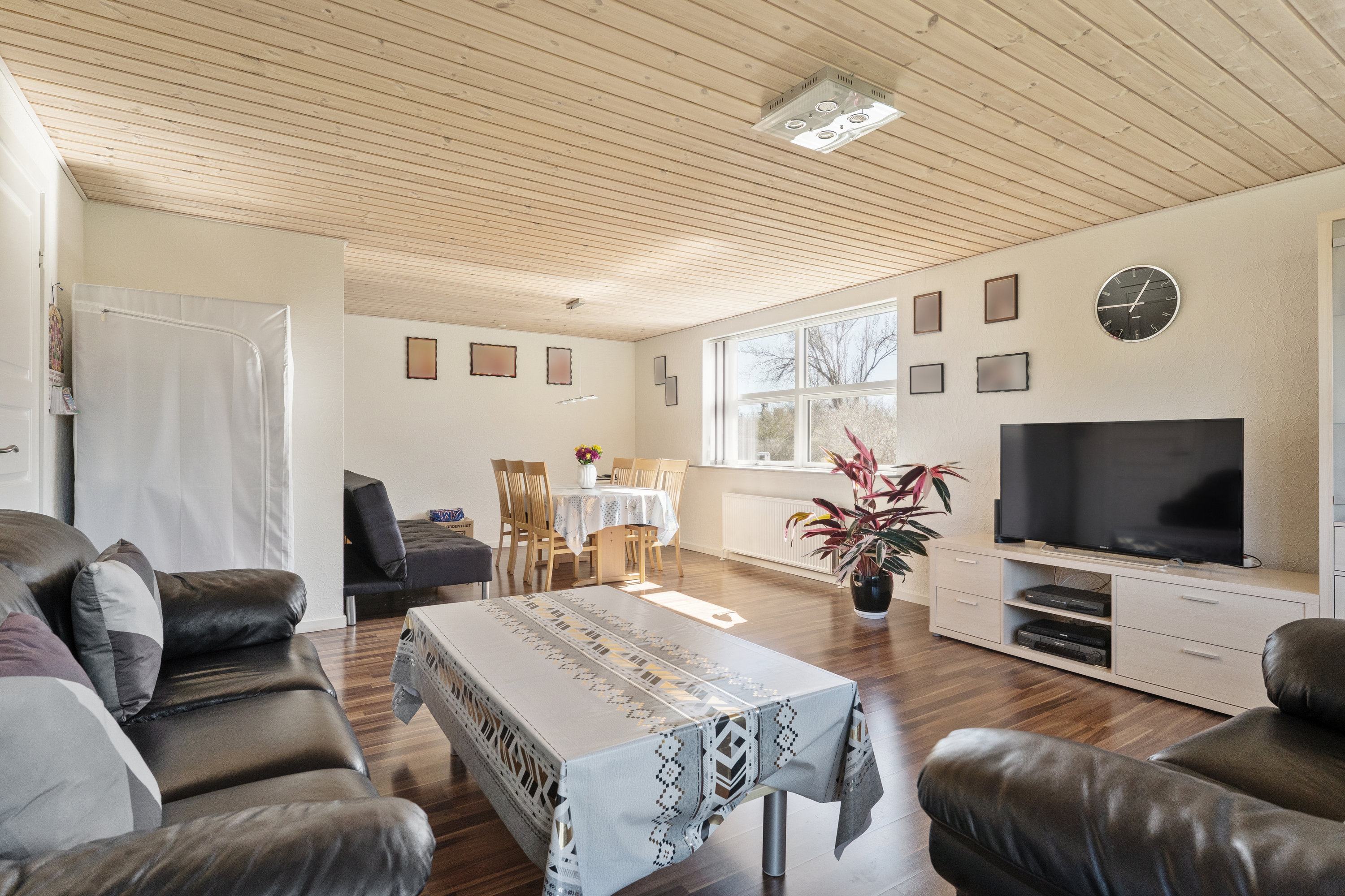 Fremhævet stue billede i fuldskærmstilstand. Billede af Madekildeengen 42, 8850 Bjerringbro