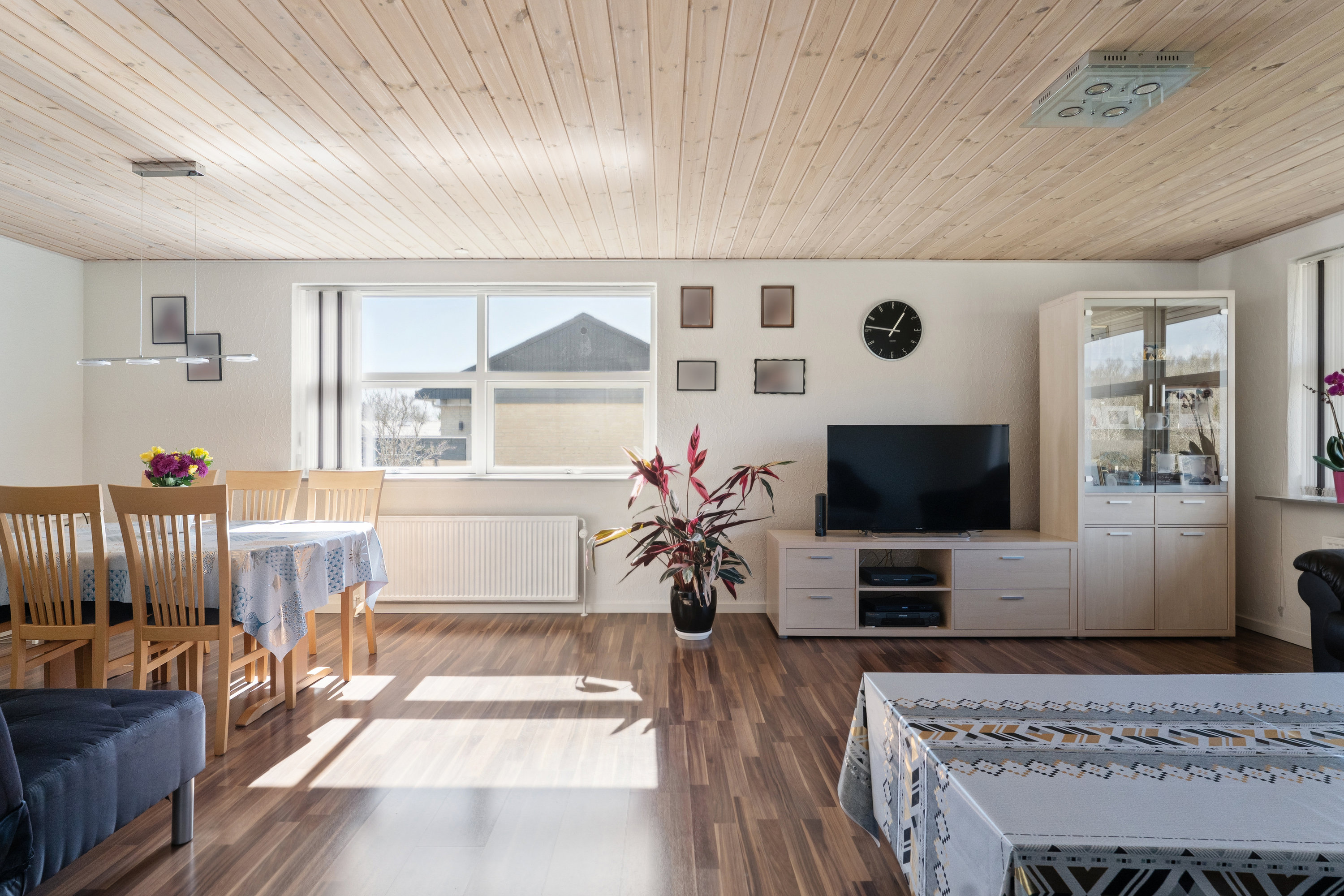 Fremhævet stue billede i fuldskærmstilstand. Billede af Madekildeengen 42, 8850 Bjerringbro