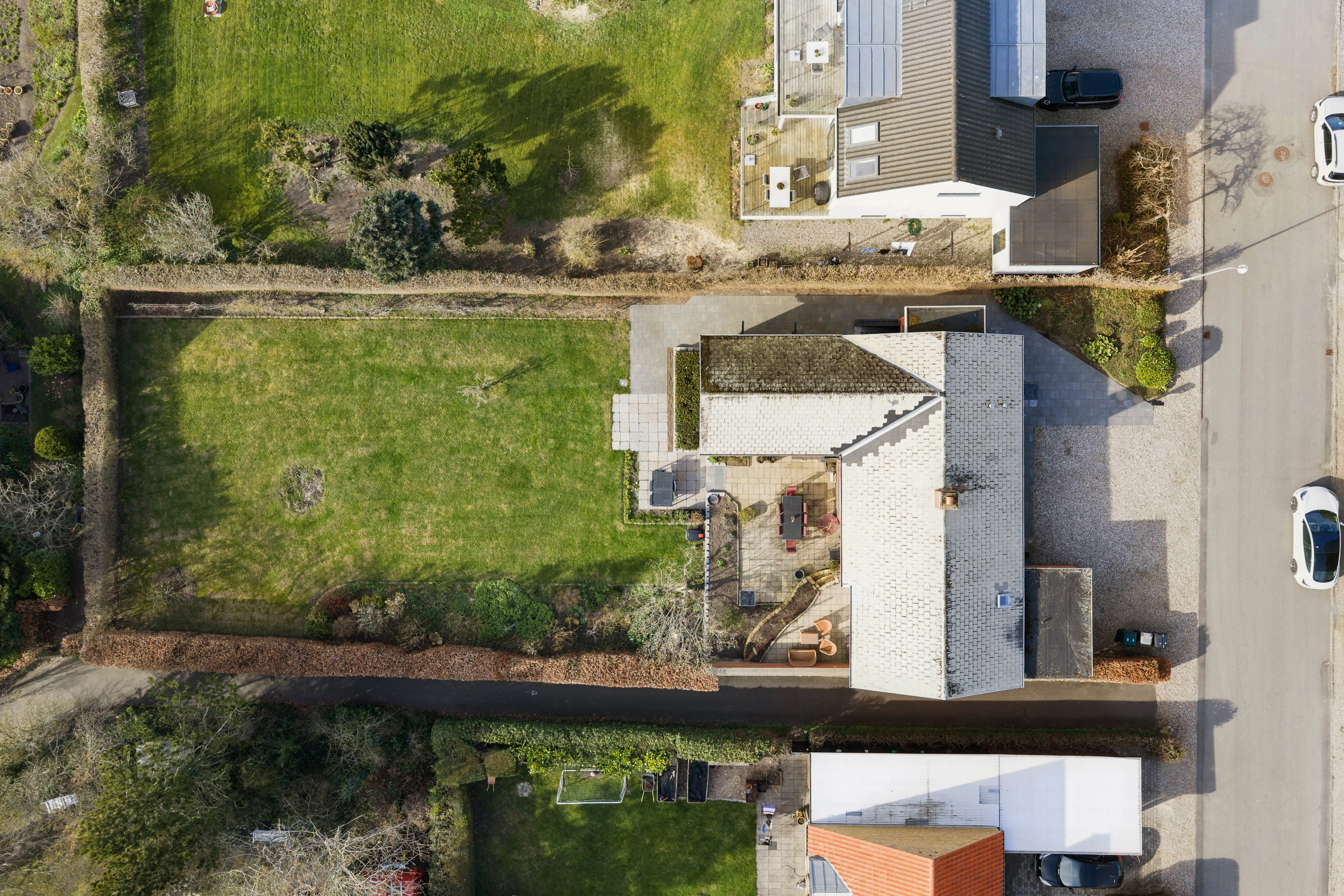 Fremhævet gårdmiljø billede i fuldskærmstilstand. Billede af Blomstervænget 9, 5610 Assens