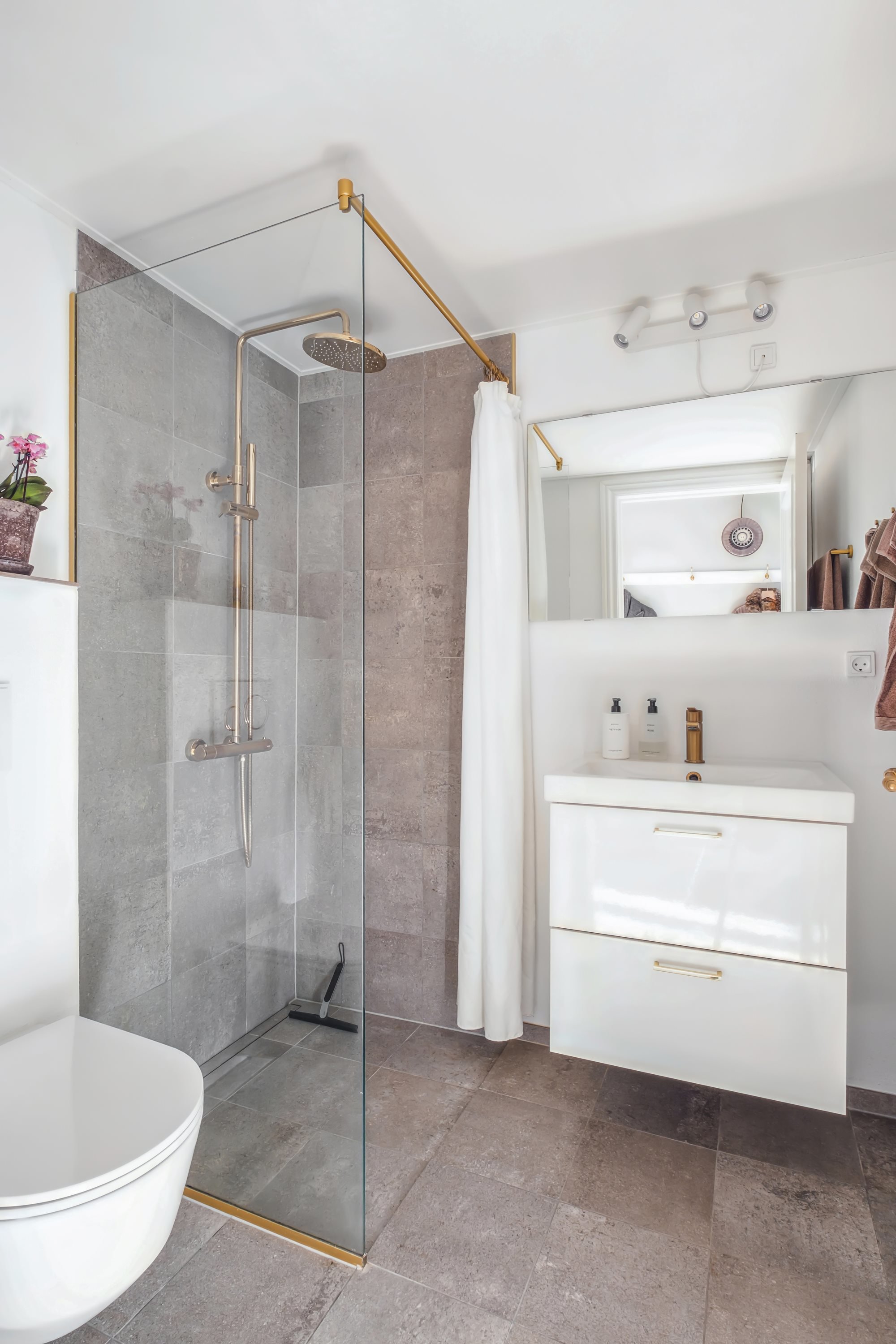 Fremhævet badeværelse billede i fuldskærmstilstand. Billede af Søndergade 18, 1. tv., 9000 Aalborg