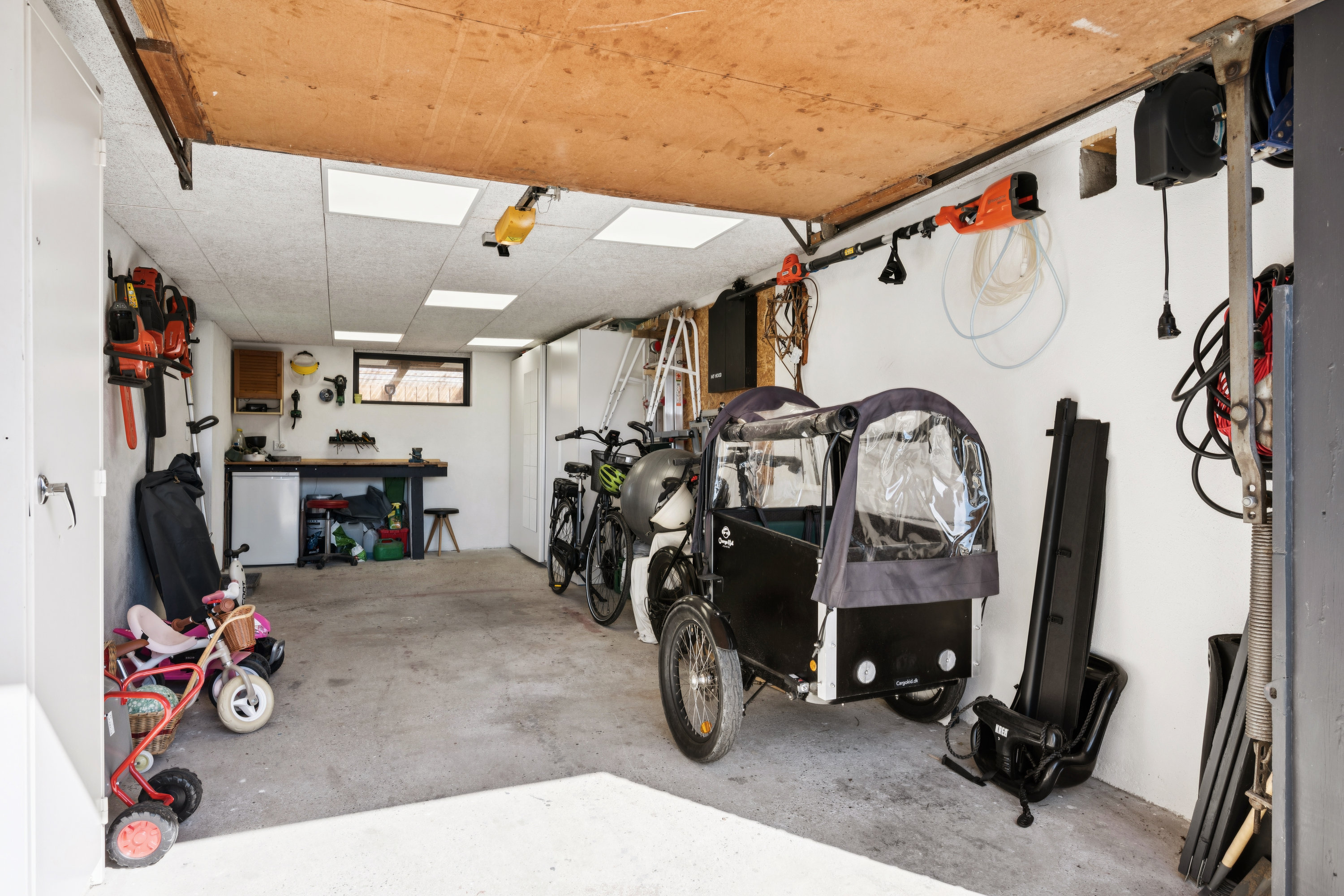 Fremhævet garage billede i fuldskærmstilstand. Billede af Præstevænget 9, Vivild, 8961 Allingåbro