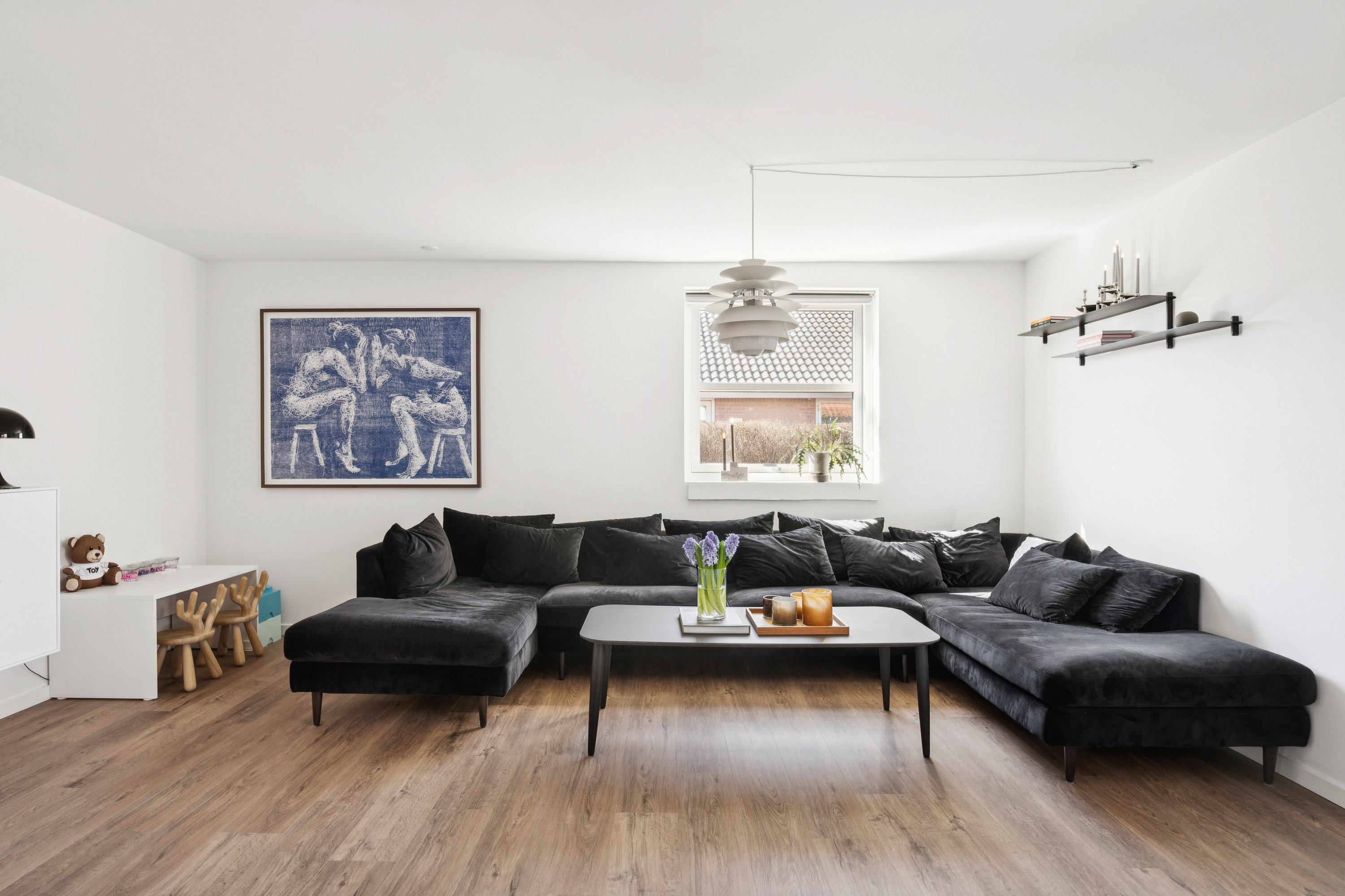 Fremhævet stue billede i fuldskærmstilstand. Billede af Søndermarken 99, Søften, 8382 Hinnerup