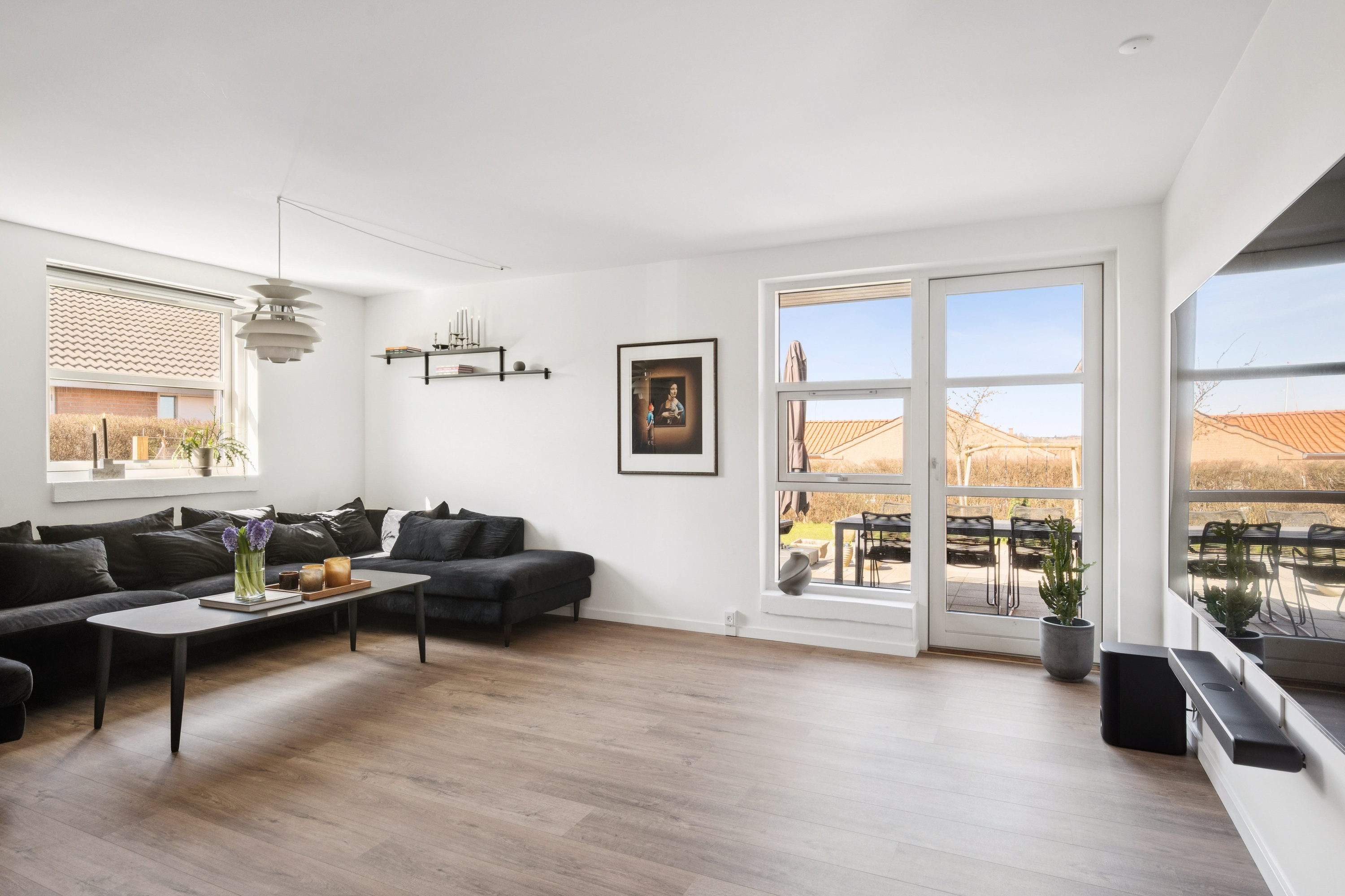 Fremhævet stue billede i fuldskærmstilstand. Billede af Søndermarken 99, Søften, 8382 Hinnerup