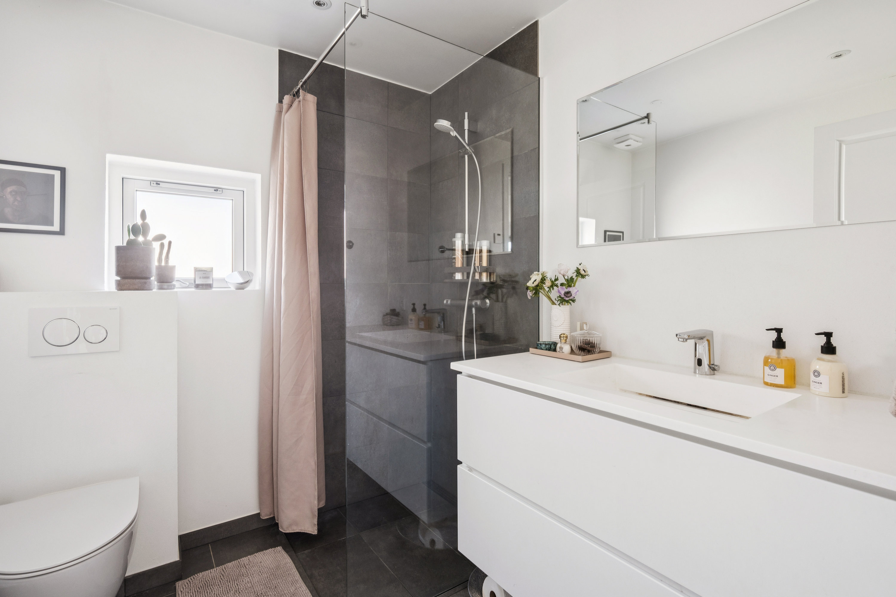 Fremhævet badeværelse billede i fuldskærmstilstand. Billede af Søndermarken 99, Søften, 8382 Hinnerup