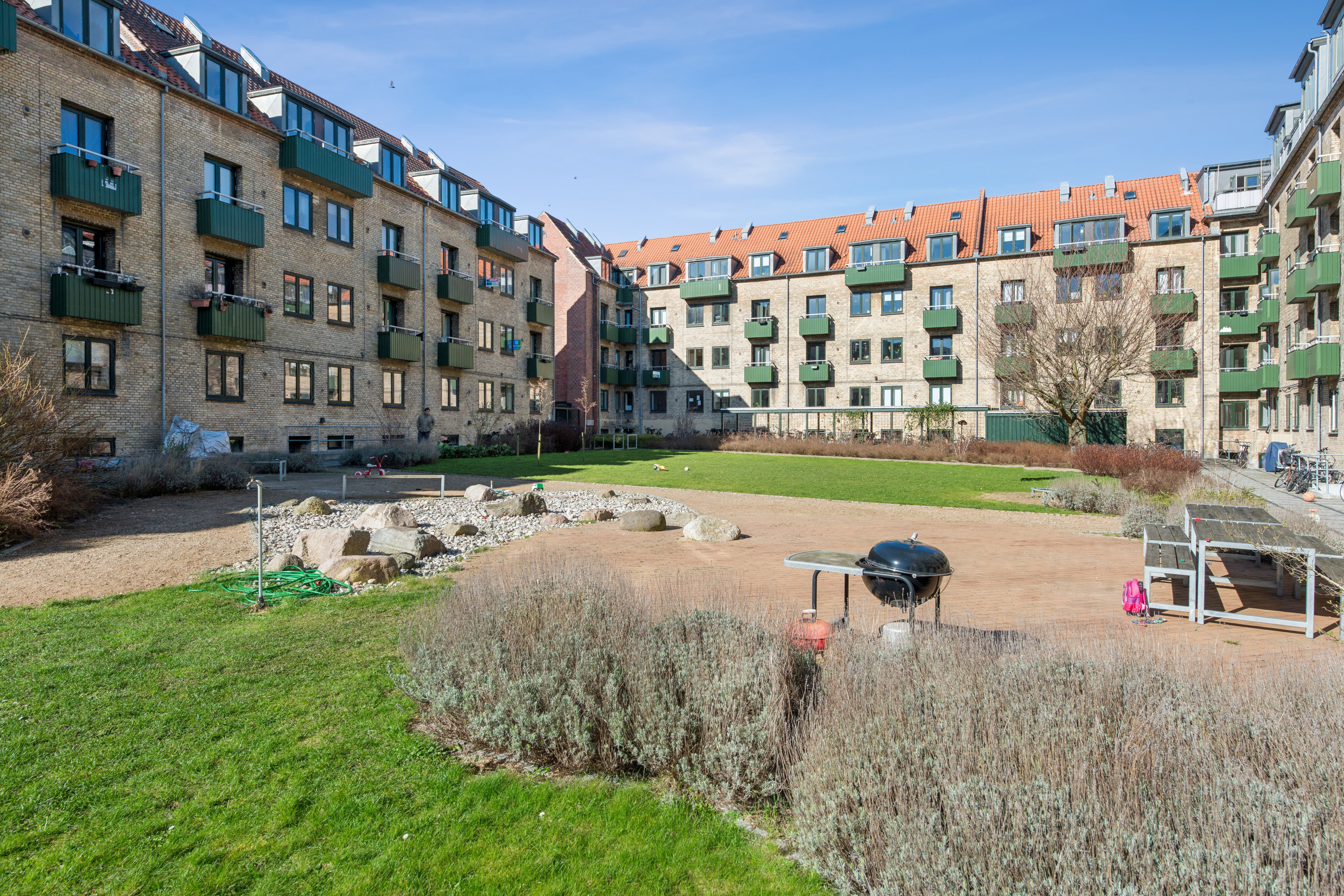 Fremhævet gårdmiljø billede i fuldskærmstilstand. Billede af Nordfeldvej 22, 1. tv., 2700 Brønshøj