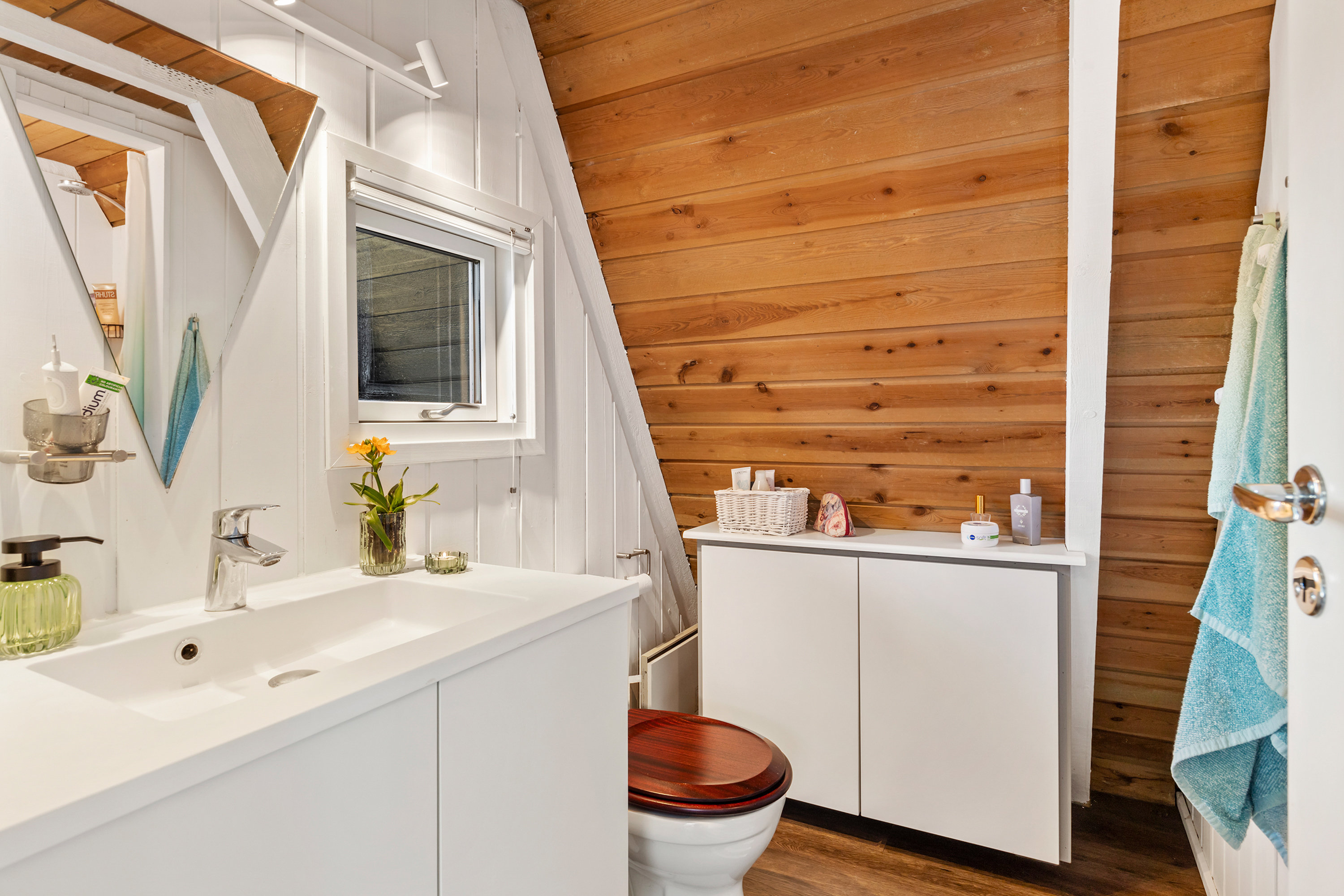 Fremhævet badeværelse billede i fuldskærmstilstand. Billede af Golfsvinget 127, Gatten, 9640 Farsø