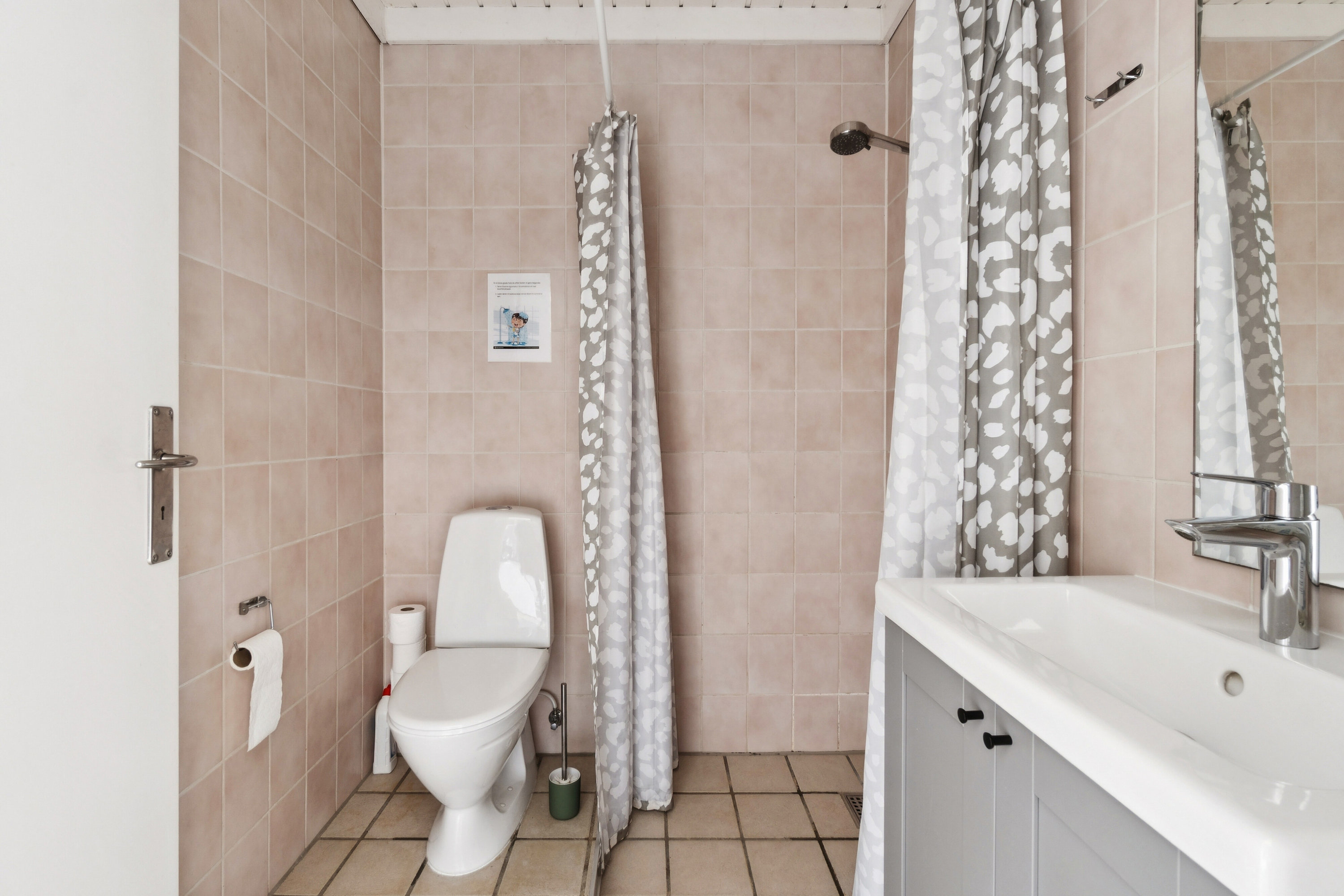 Fremhævet badeværelse billede i fuldskærmstilstand. Billede af Haregade 14, 7., Aakirkeby, 3720 Aakirkeby