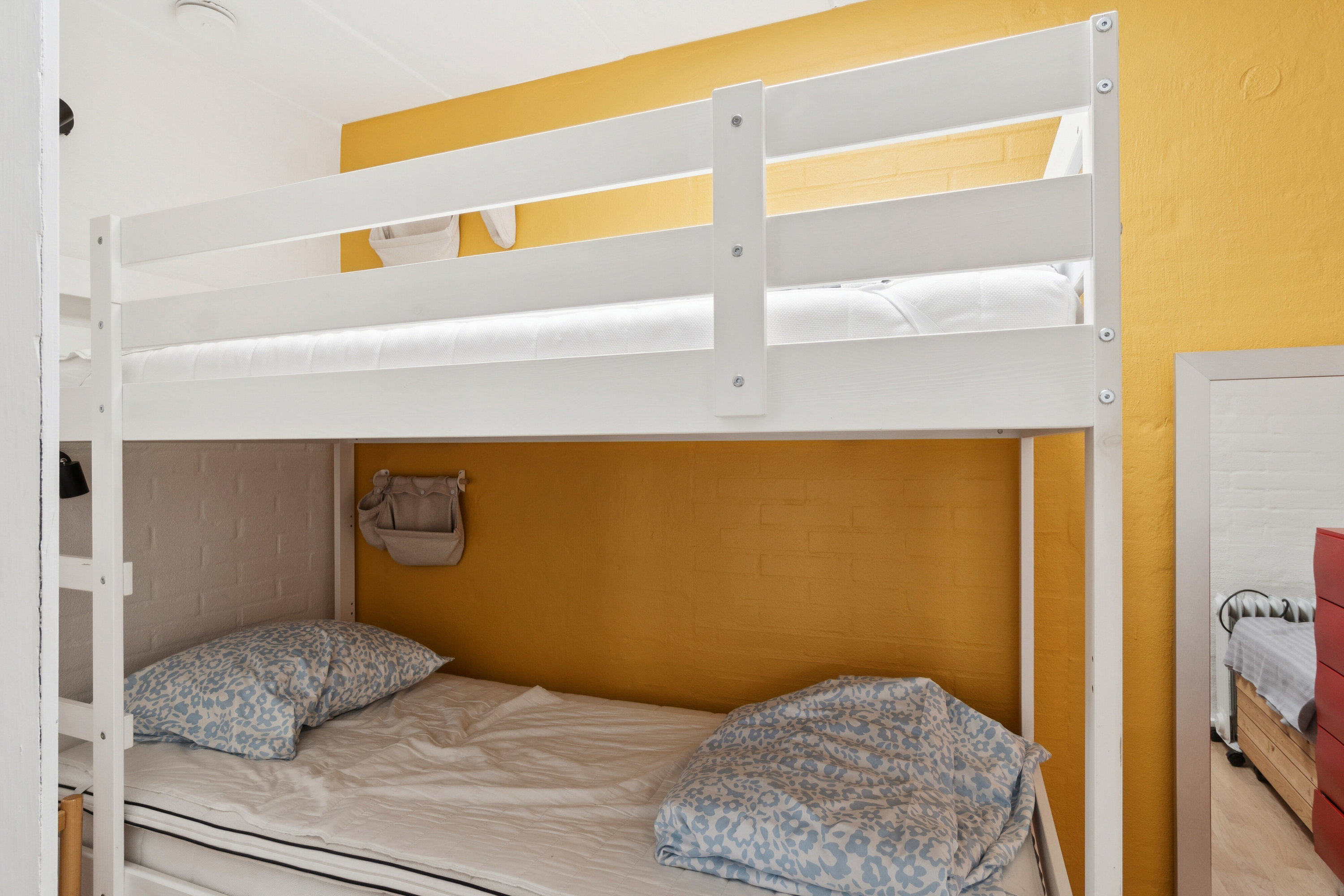 Fremhævet soveværelse billede i fuldskærmstilstand. Billede af Haregade 14, 7., Aakirkeby, 3720 Aakirkeby