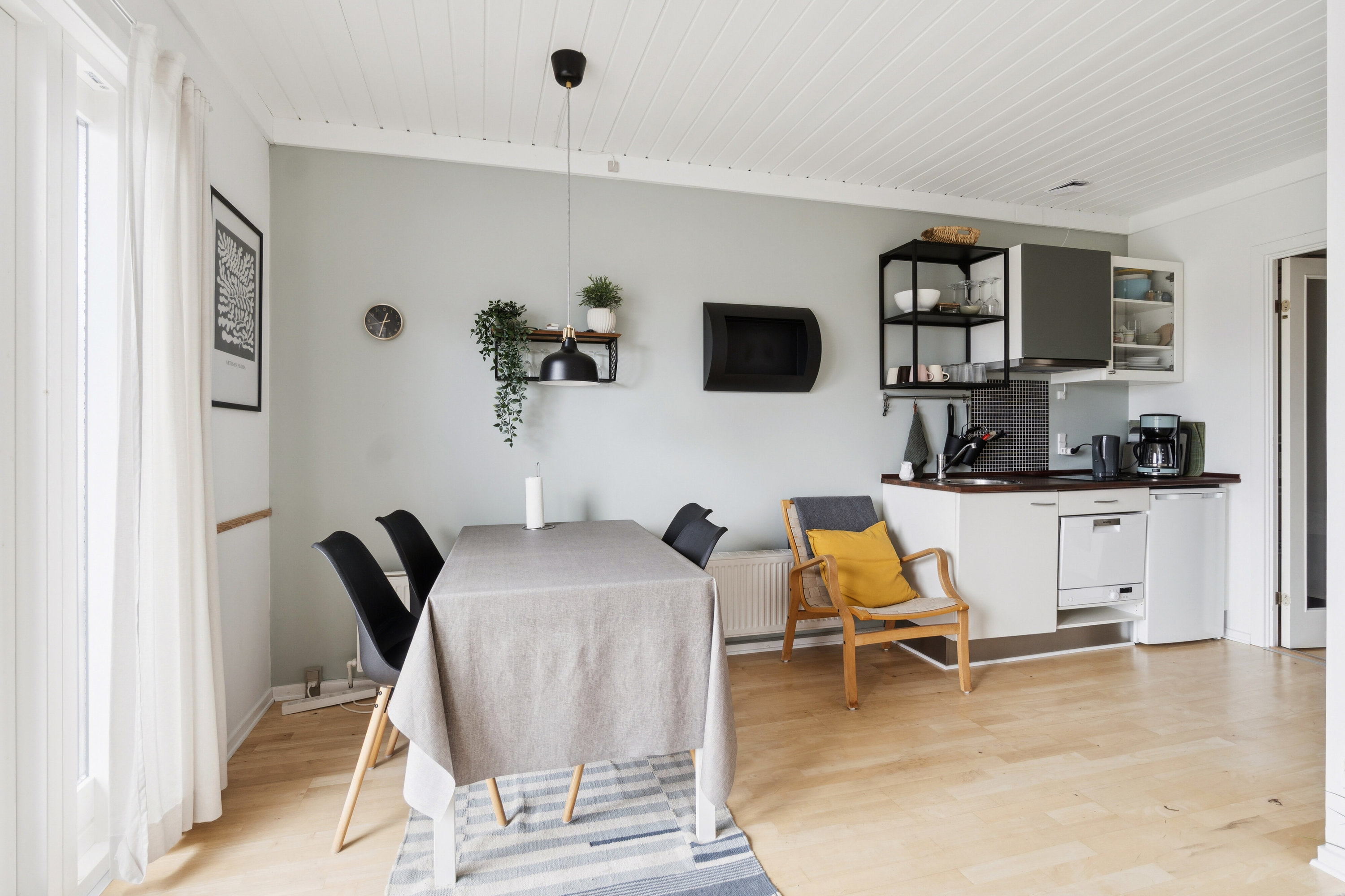 Fremhævet spisestue billede i fuldskærmstilstand. Billede af Haregade 14, 7., Aakirkeby, 3720 Aakirkeby