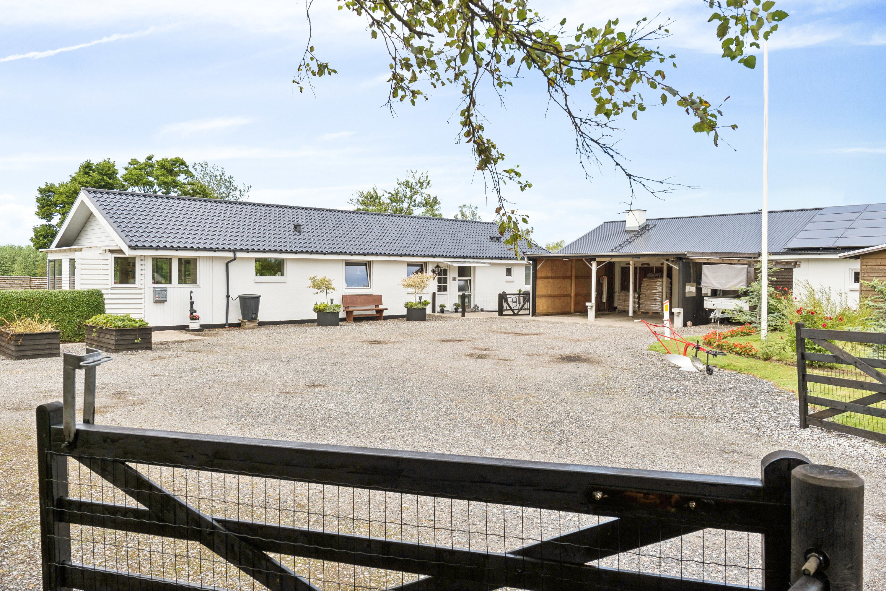 Fremhævet set fra vejen billede i fuldskærmstilstand. Billede af Tverstedvej 23, Uggerby, 9800 Hjørring