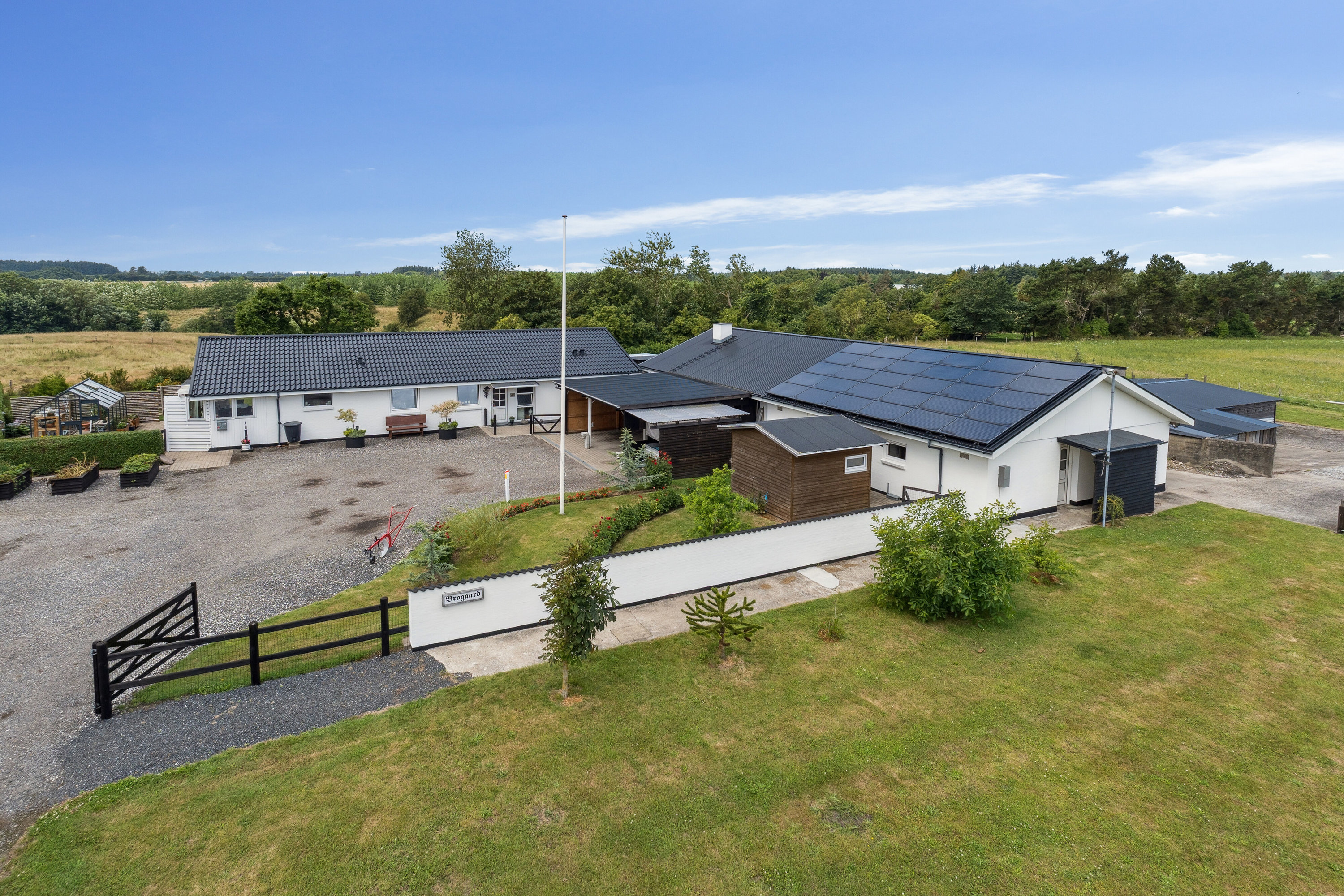 Fremhævet udendørs billede i fuldskærmstilstand. Billede af Tverstedvej 23, Uggerby, 9800 Hjørring