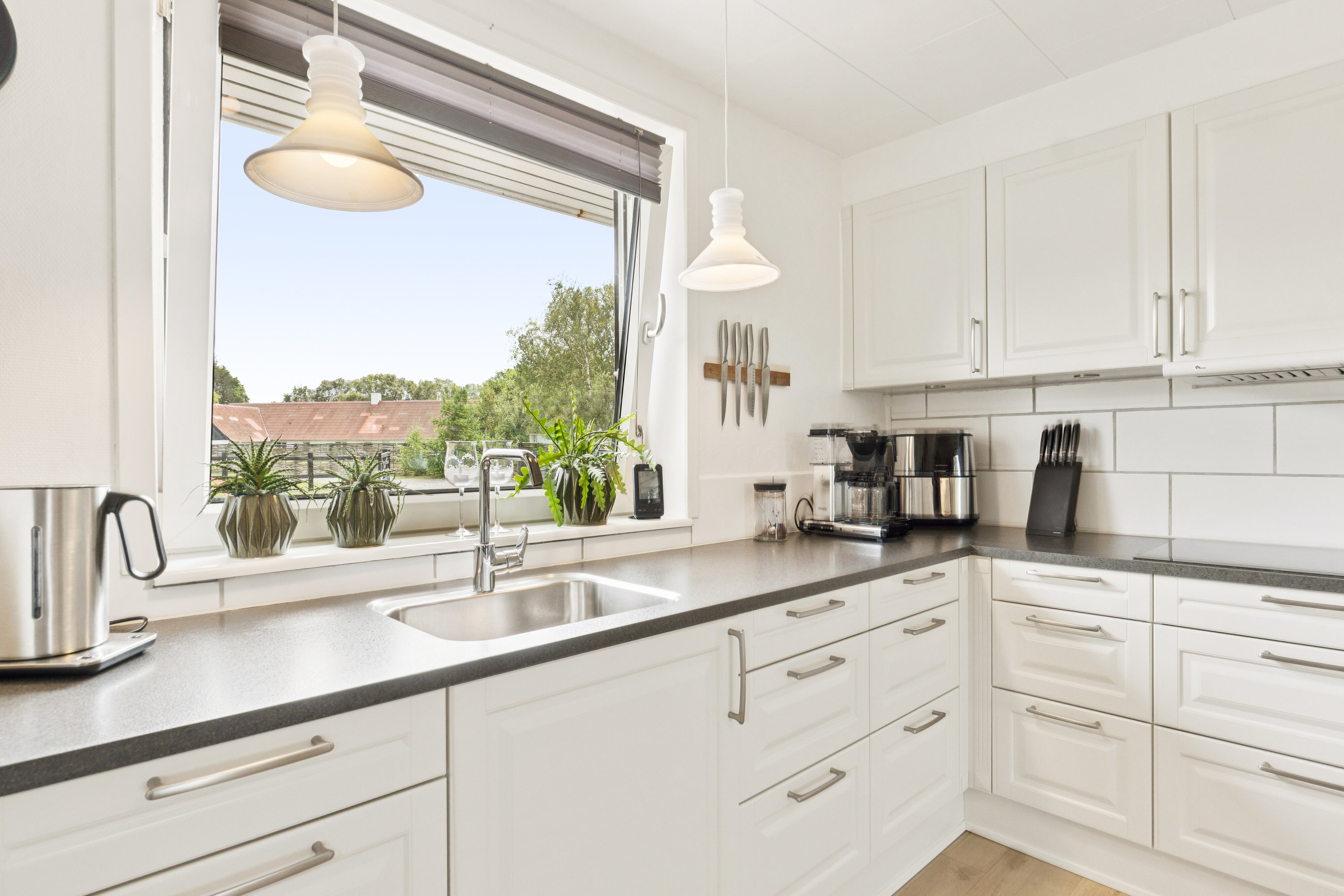 Fremhævet køkken billede i fuldskærmstilstand. Billede af Tverstedvej 23, Uggerby, 9800 Hjørring