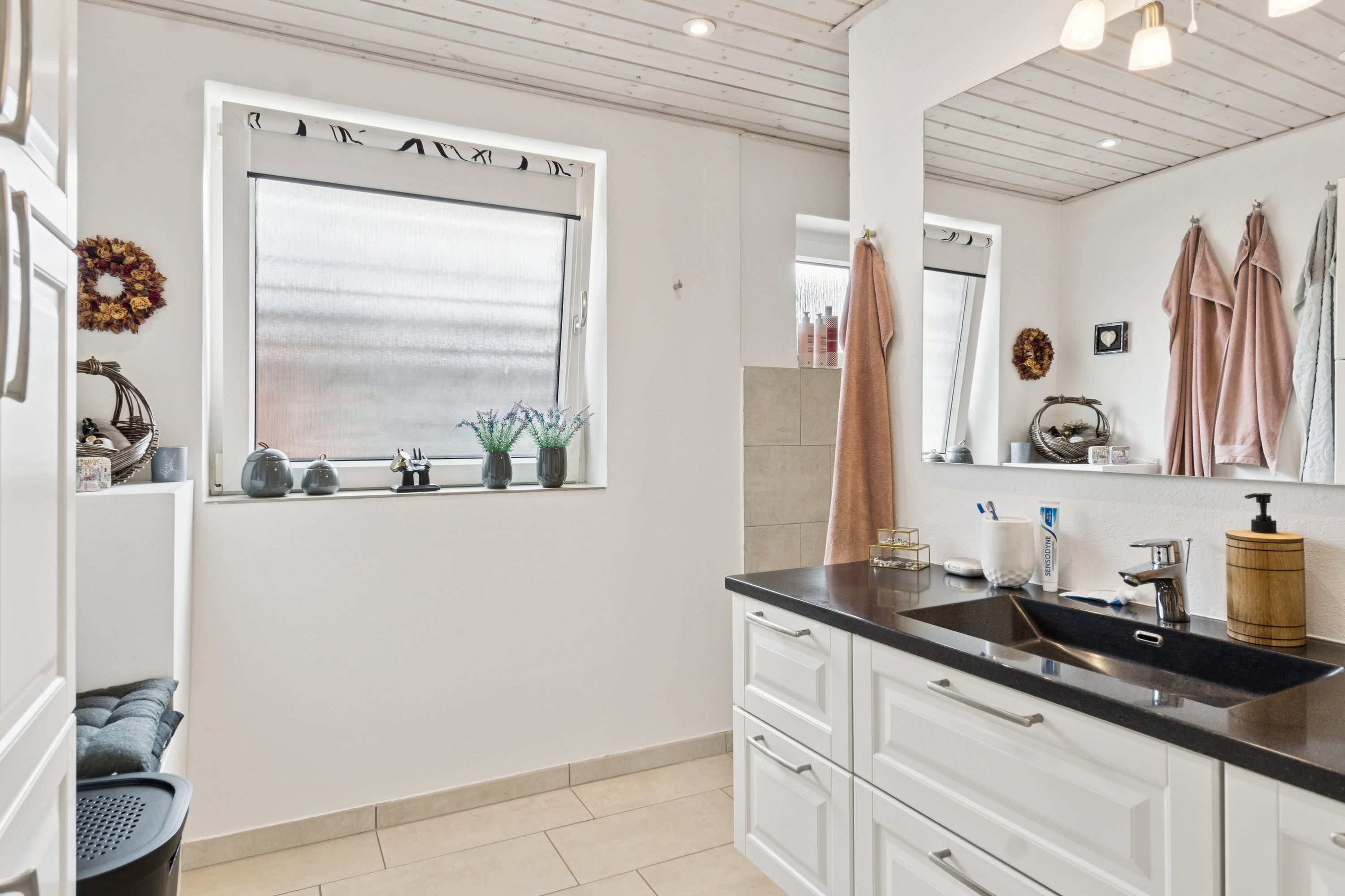 Fremhævet badeværelse billede i fuldskærmstilstand. Billede af Tverstedvej 23, Uggerby, 9800 Hjørring