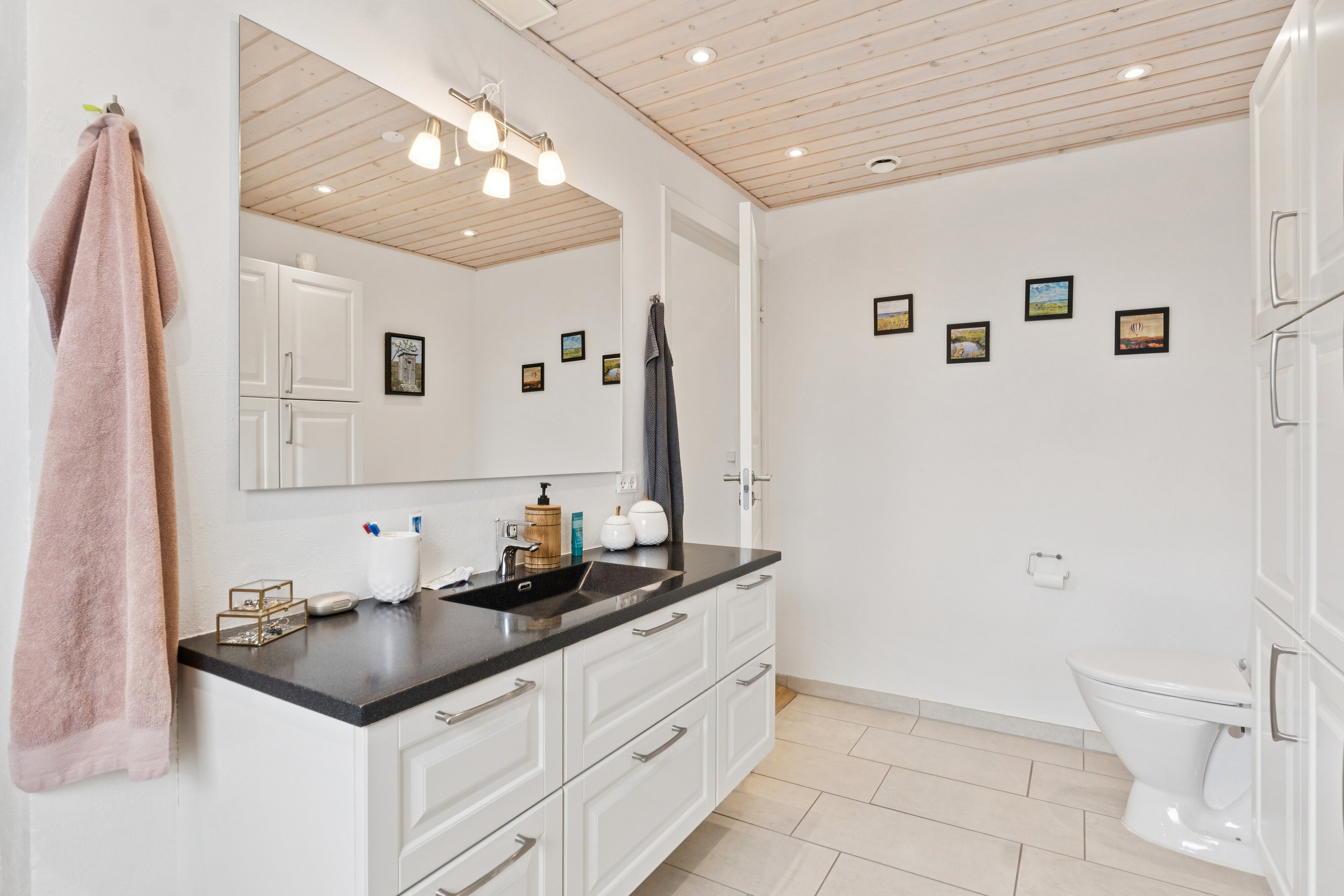 Fremhævet badeværelse billede i fuldskærmstilstand. Billede af Tverstedvej 23, Uggerby, 9800 Hjørring