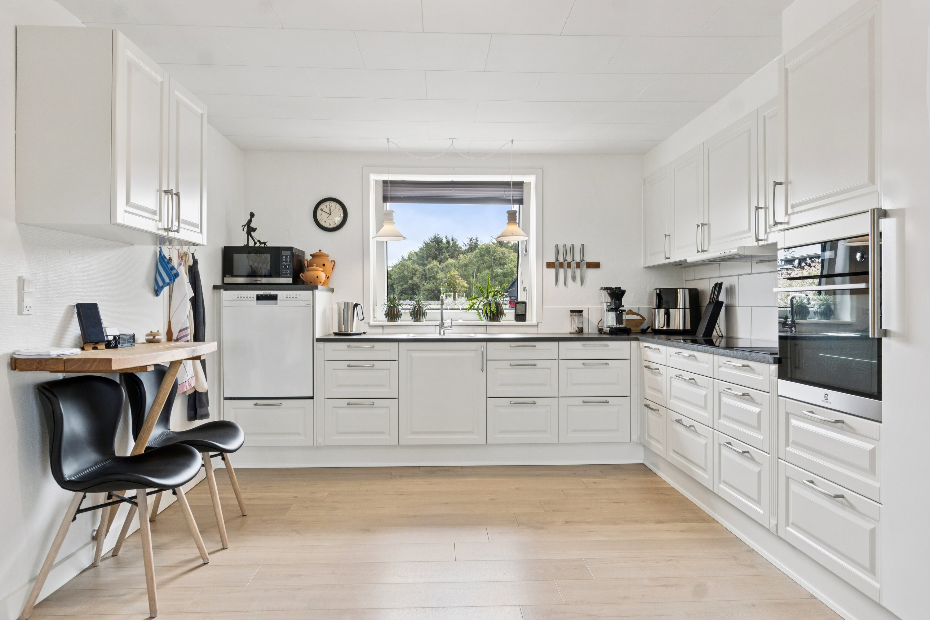 Fremhævet køkken billede i fuldskærmstilstand. Billede af Tverstedvej 23, Uggerby, 9800 Hjørring