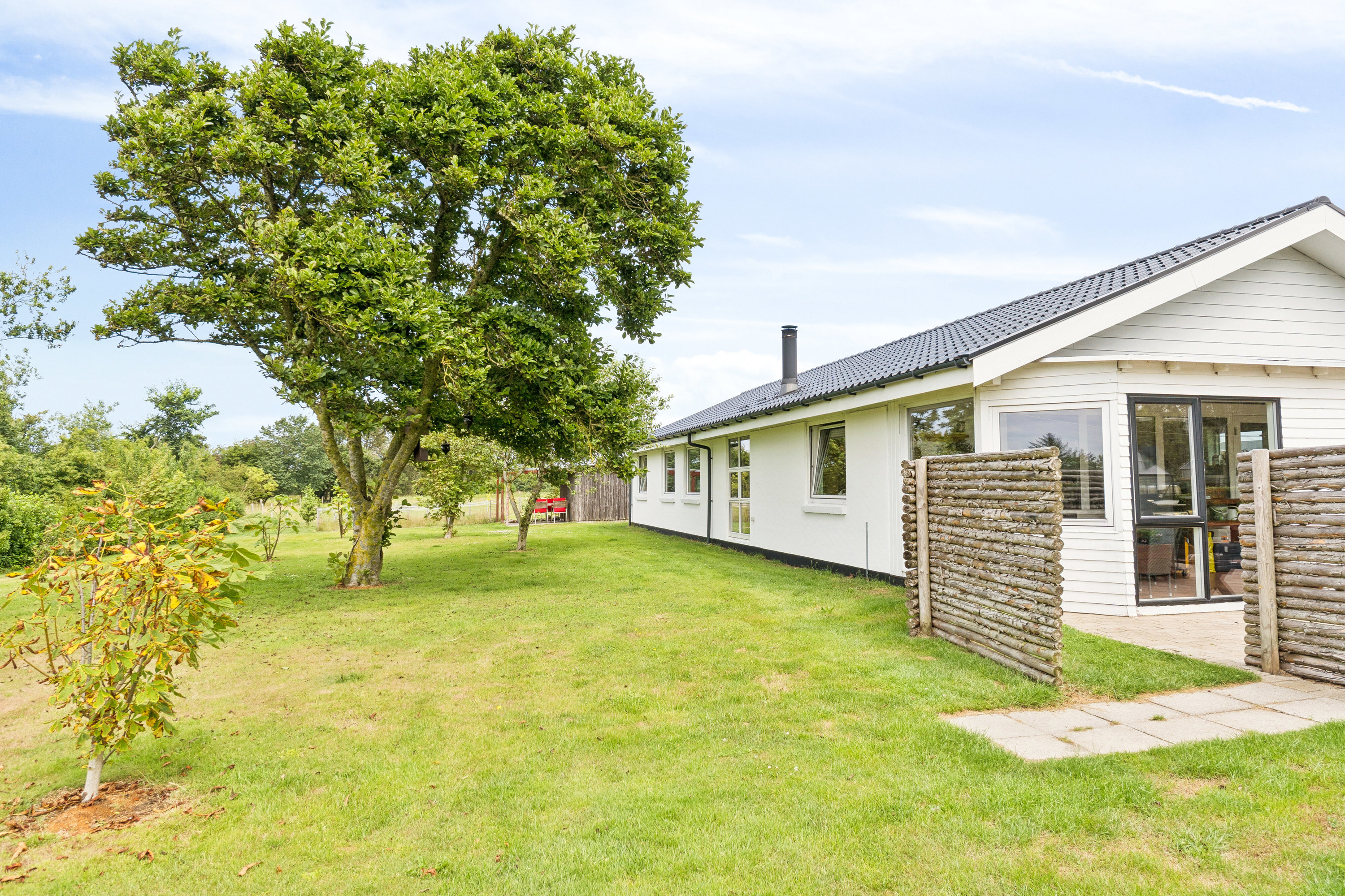 Fremhævet set fra haven billede i fuldskærmstilstand. Billede af Tverstedvej 23, Uggerby, 9800 Hjørring