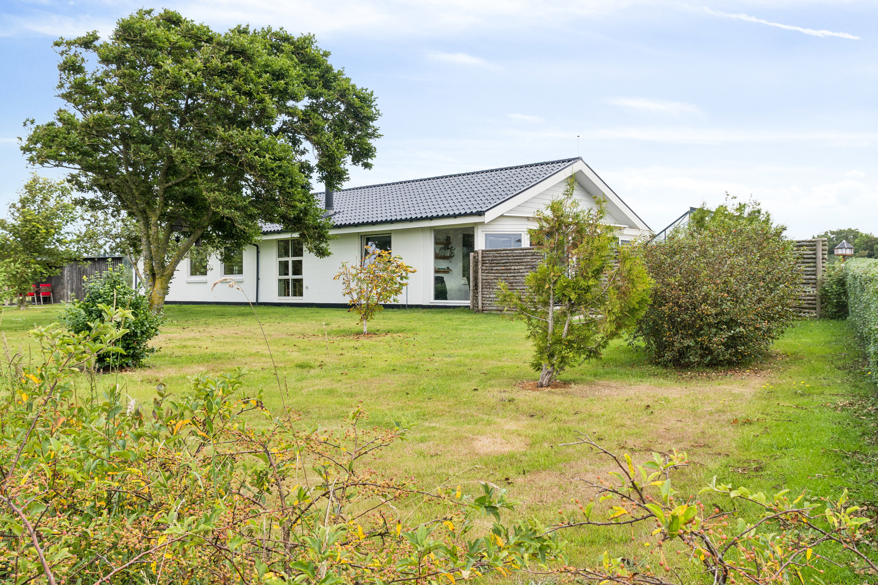 Fremhævet set fra haven billede i fuldskærmstilstand. Billede af Tverstedvej 23, Uggerby, 9800 Hjørring