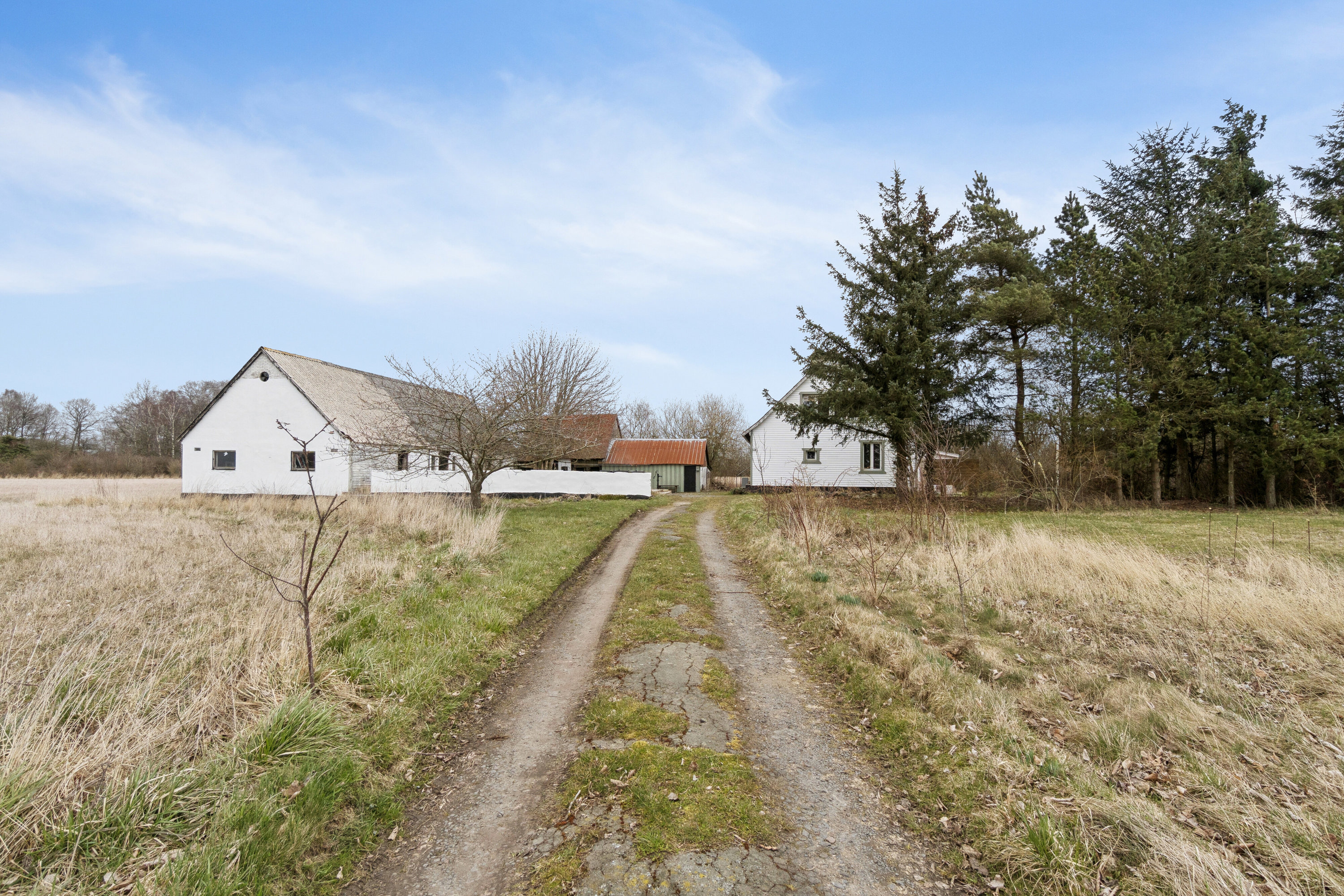 Fremhævet set fra vejen billede i fuldskærmstilstand. Billede af Flæskedalsvej 1, Østerlars, 3760 Gudhjem