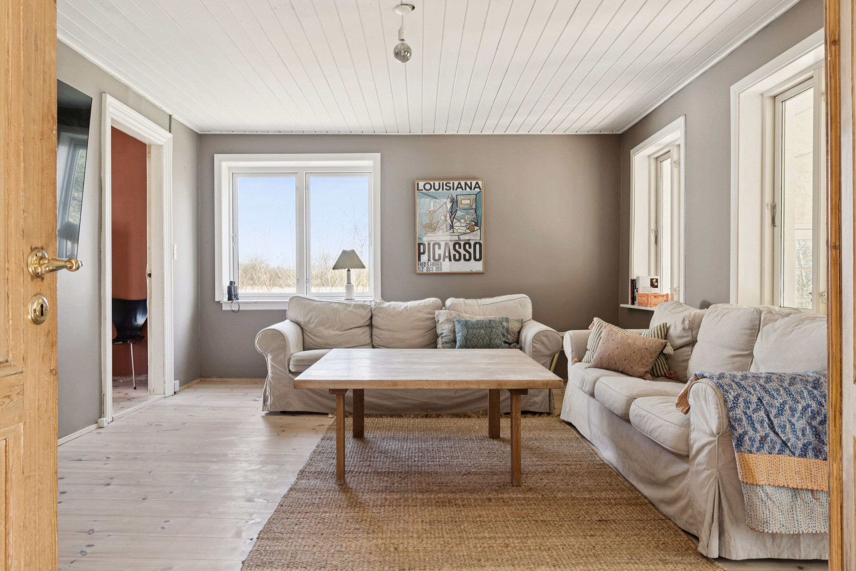 Fremhævet stue billede i fuldskærmstilstand. Billede af Flæskedalsvej 1, Østerlars, 3760 Gudhjem