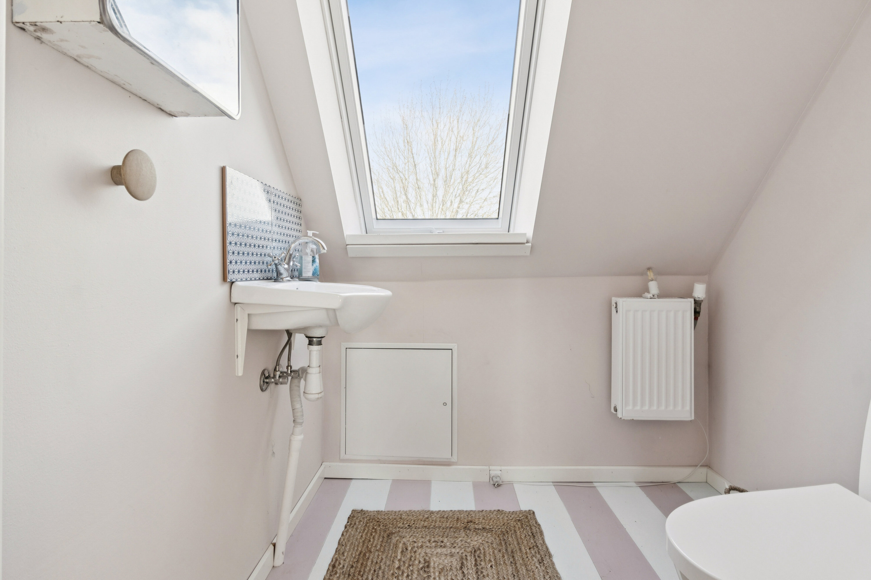 Fremhævet badeværelse billede i fuldskærmstilstand. Billede af Flæskedalsvej 1, Østerlars, 3760 Gudhjem