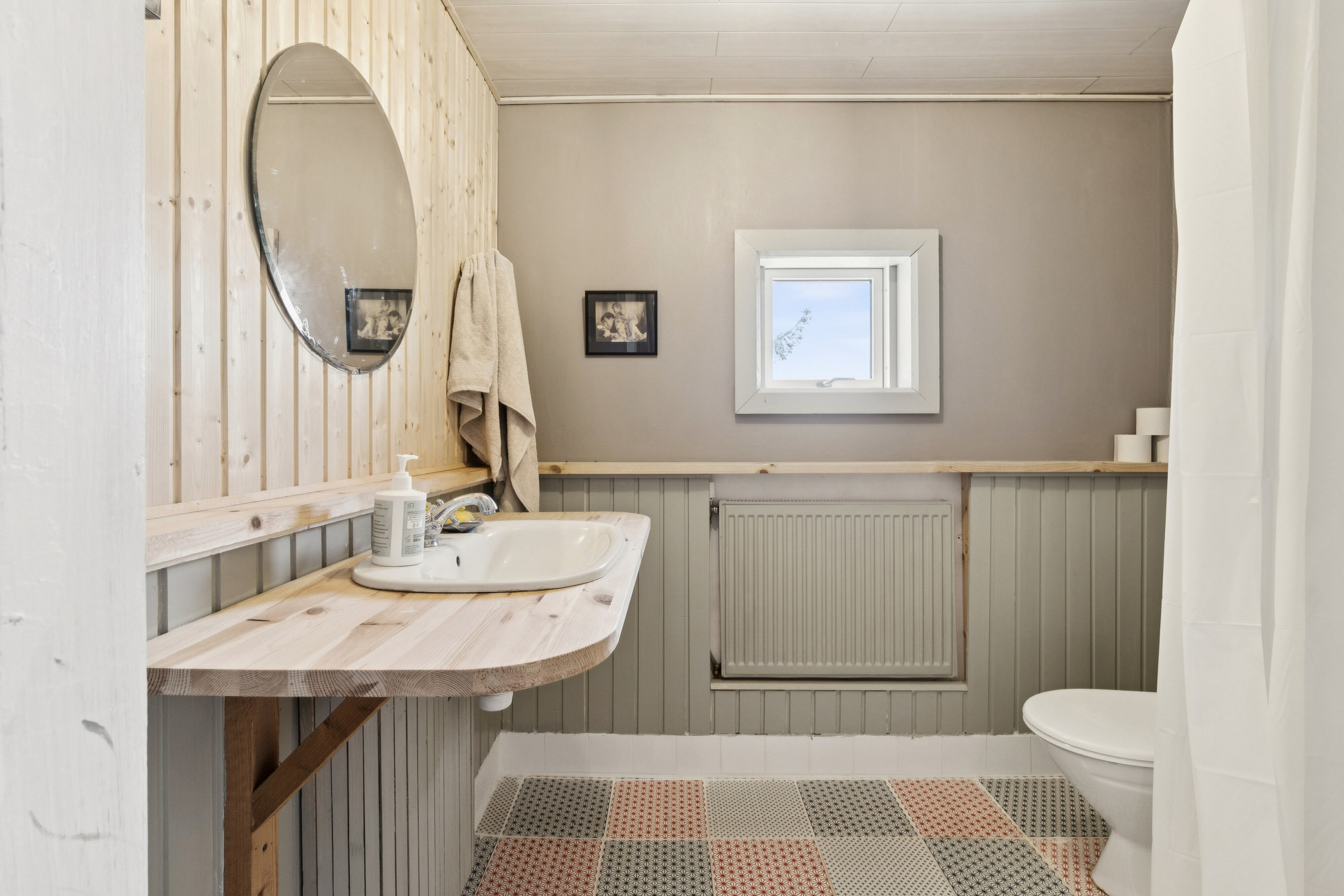 Fremhævet badeværelse billede i fuldskærmstilstand. Billede af Flæskedalsvej 1, Østerlars, 3760 Gudhjem