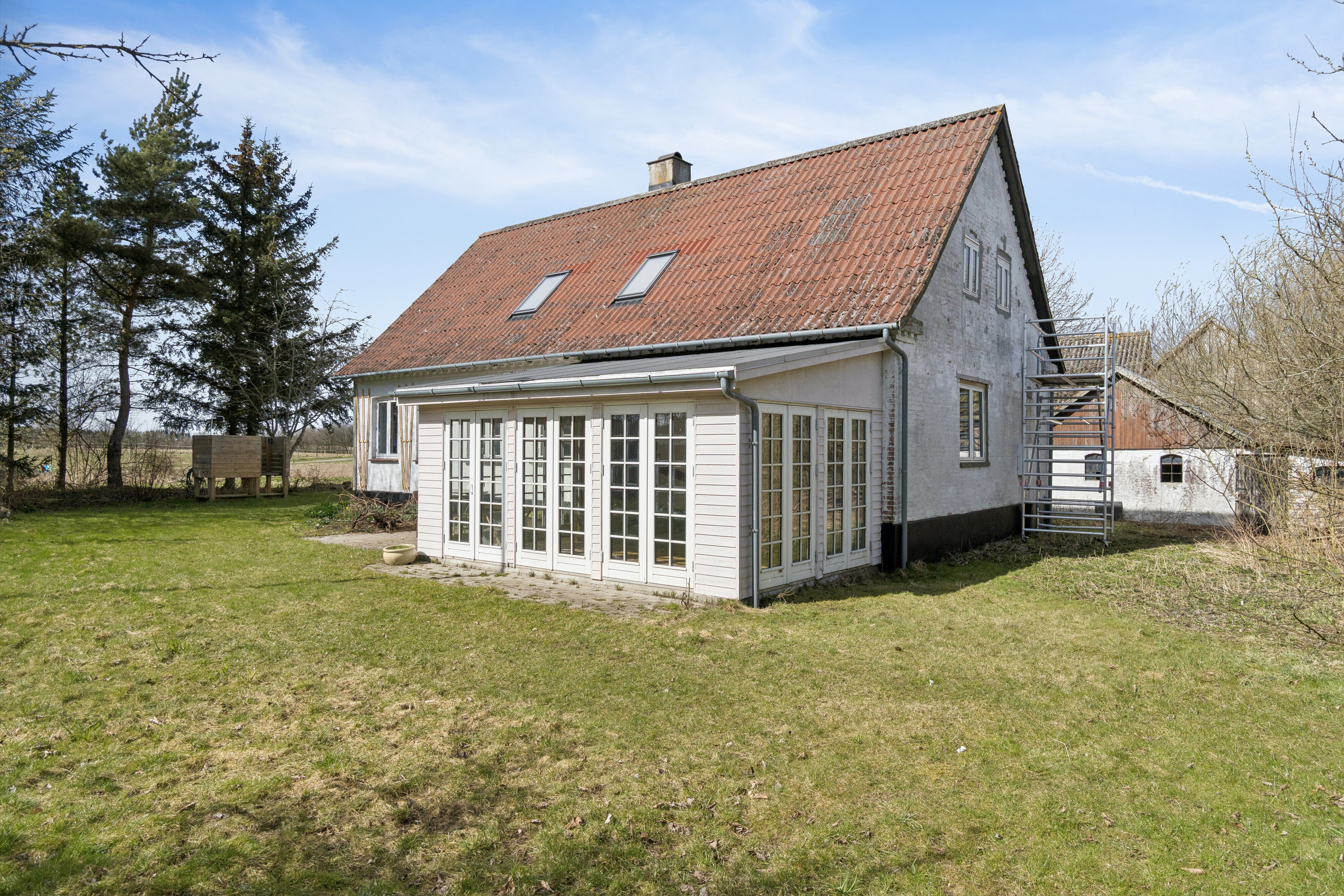 Fremhævet set fra haven billede i fuldskærmstilstand. Billede af Flæskedalsvej 1, Østerlars, 3760 Gudhjem