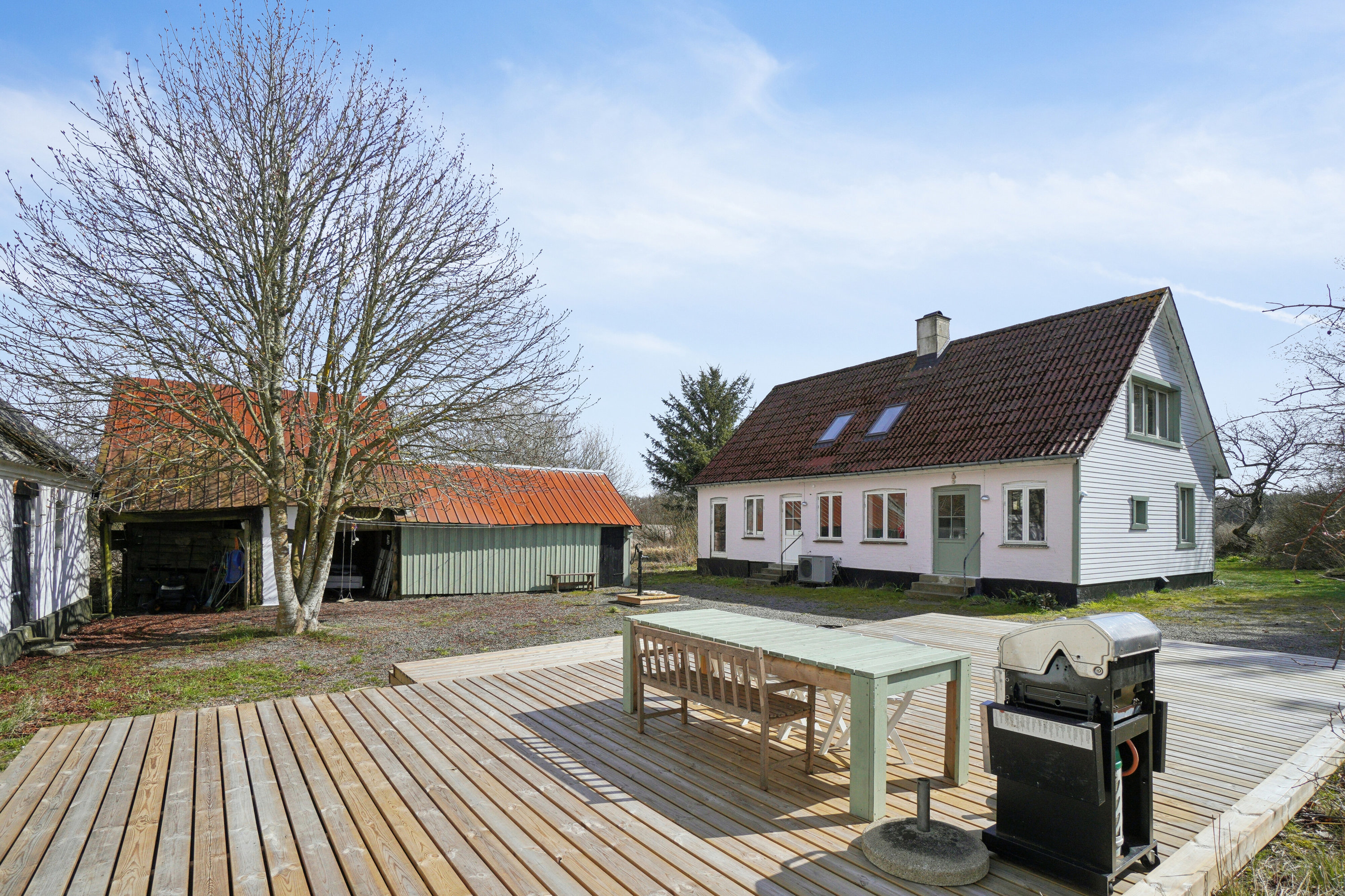 Fremhævet terrasse billede i fuldskærmstilstand. Billede af Flæskedalsvej 1, Østerlars, 3760 Gudhjem