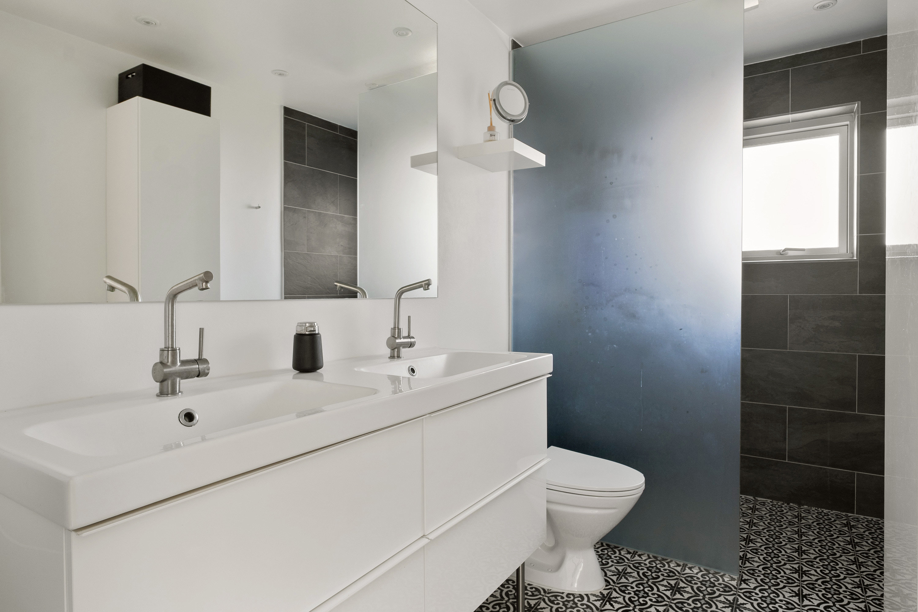 Fremhævet badeværelse billede i fuldskærmstilstand. Billede af Lucernevej 12, 3450 Allerød