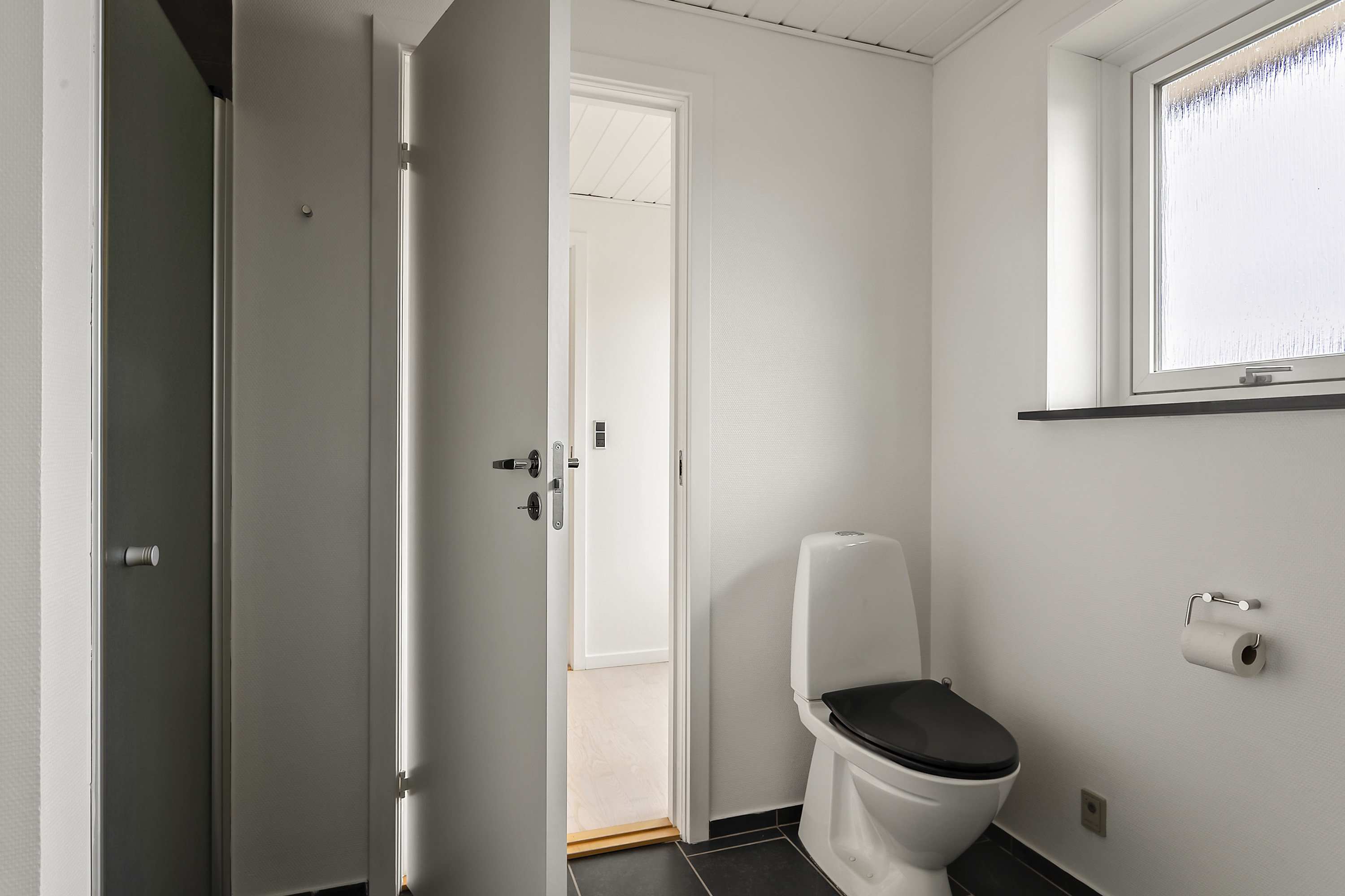 Fremhævet toilet billede i fuldskærmstilstand. Billede af Birkevænget 51, 6541 Bevtoft