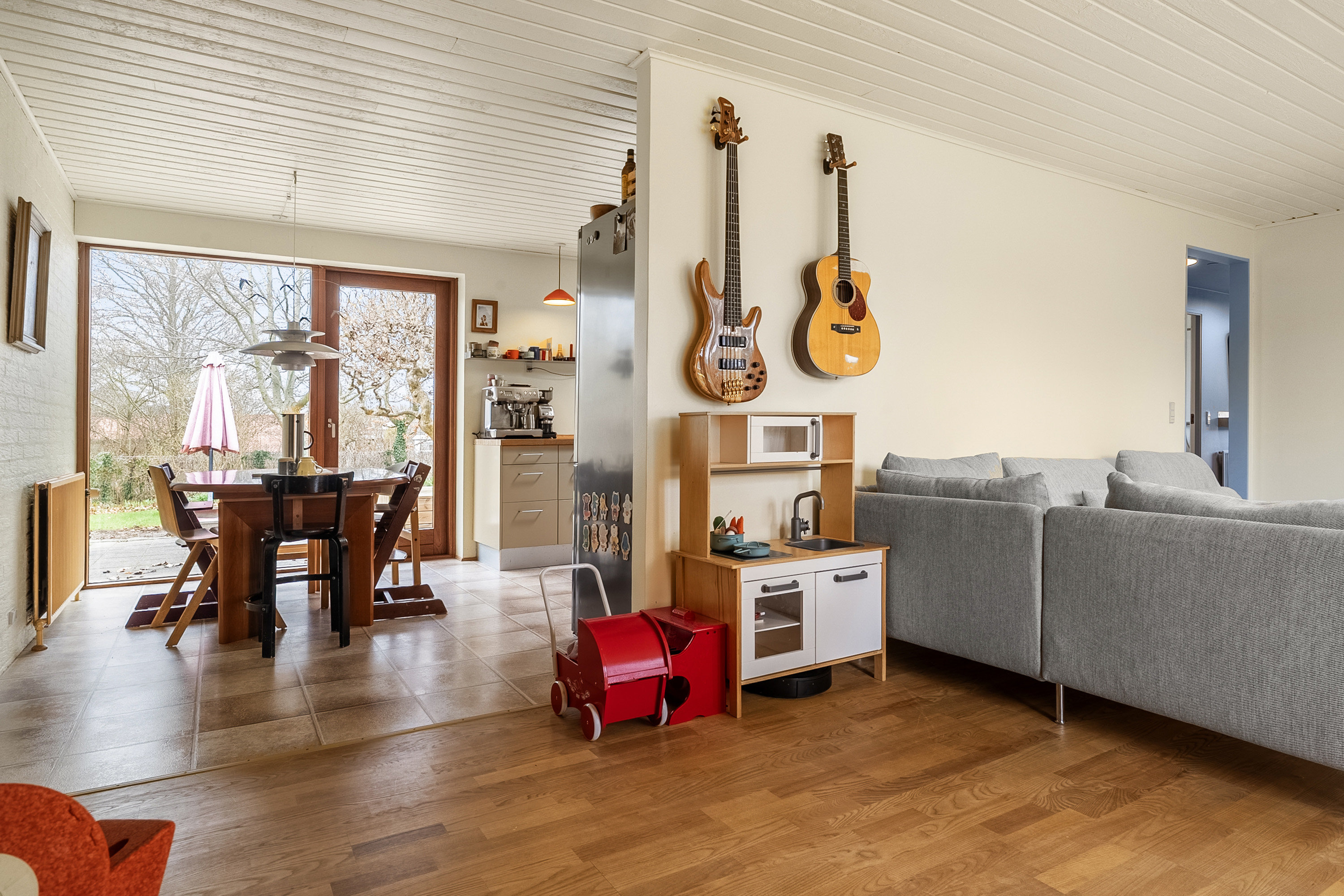 Fremhævet stue billede i fuldskærmstilstand. Billede af Liljevænget 19, 8700 Horsens