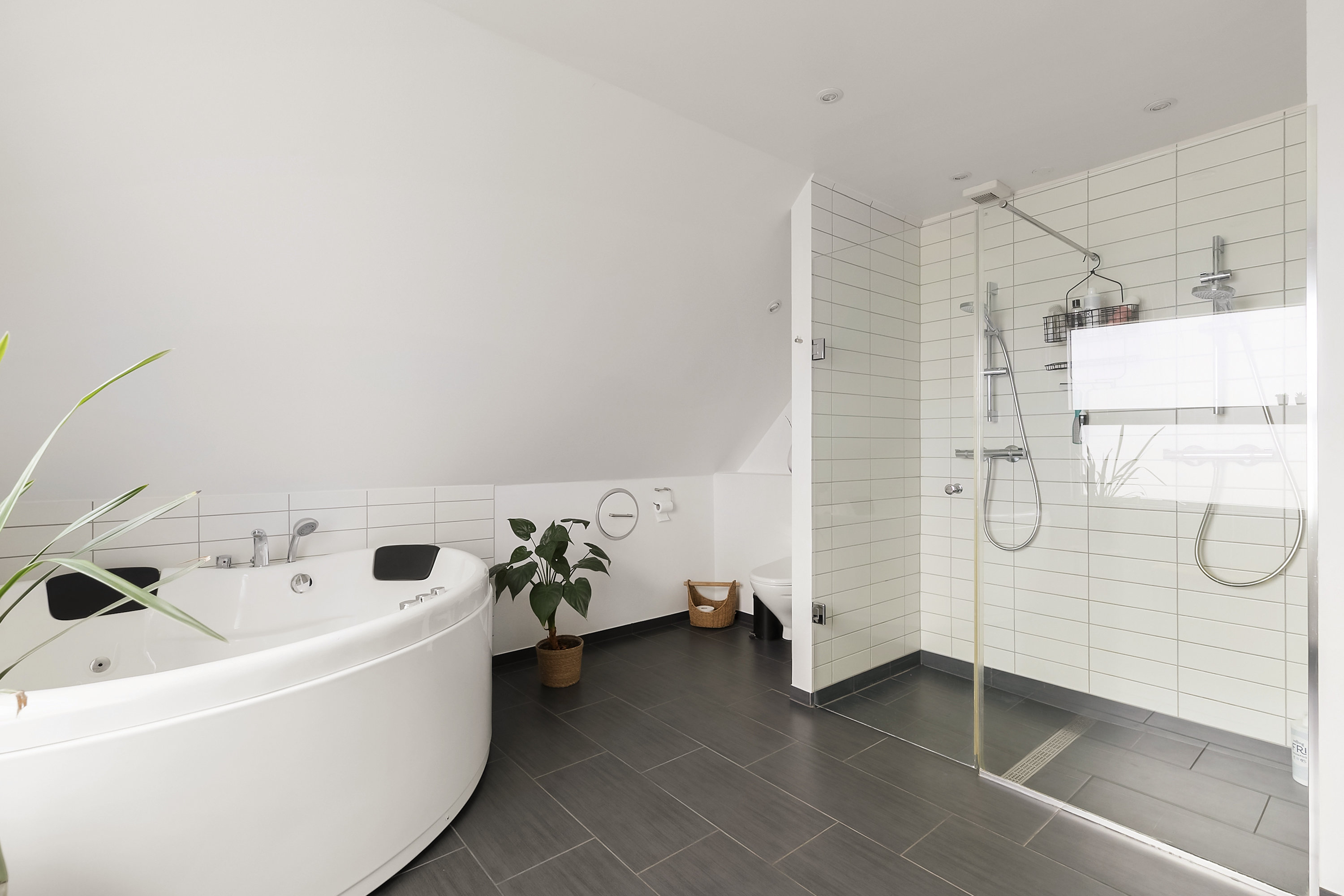 Fremhævet badeværelse billede i fuldskærmstilstand. Billede af Hybenvænget 46, 8362 Hørning