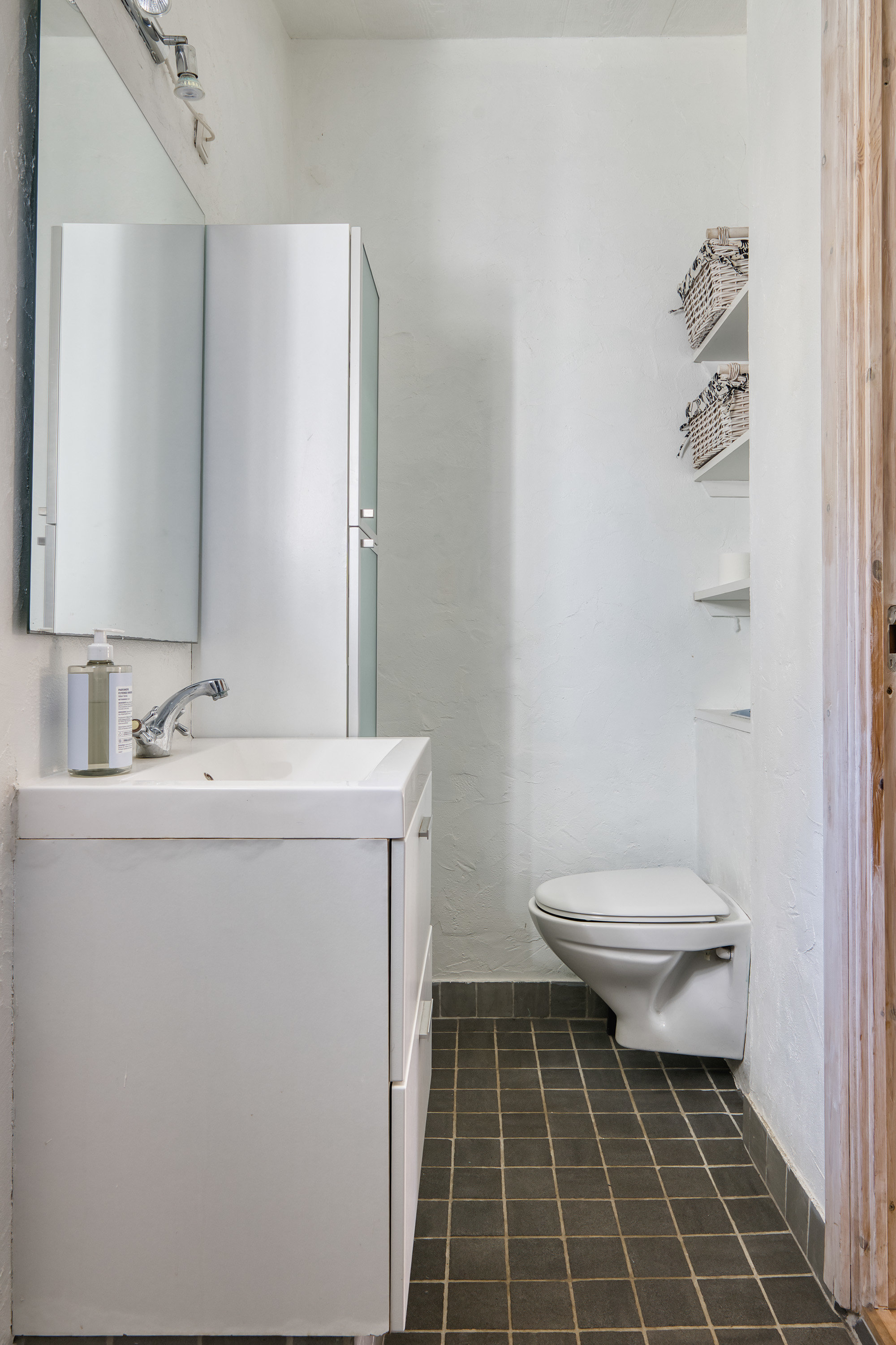 Fremhævet badeværelse billede i fuldskærmstilstand. Billede af Bynkevejen 1, 4874 Gedser