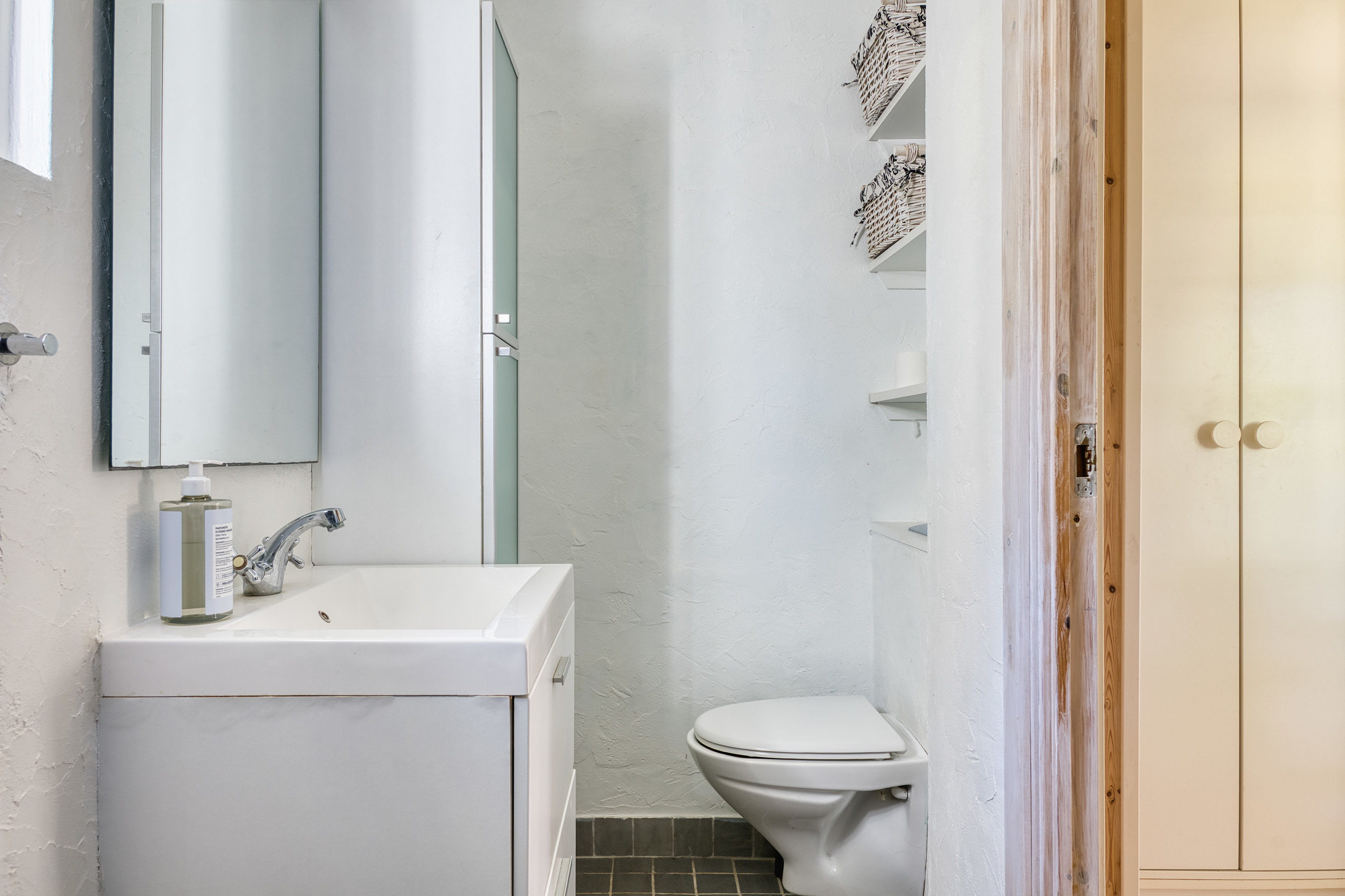 Fremhævet badeværelse billede i fuldskærmstilstand. Billede af Bynkevejen 1, 4874 Gedser