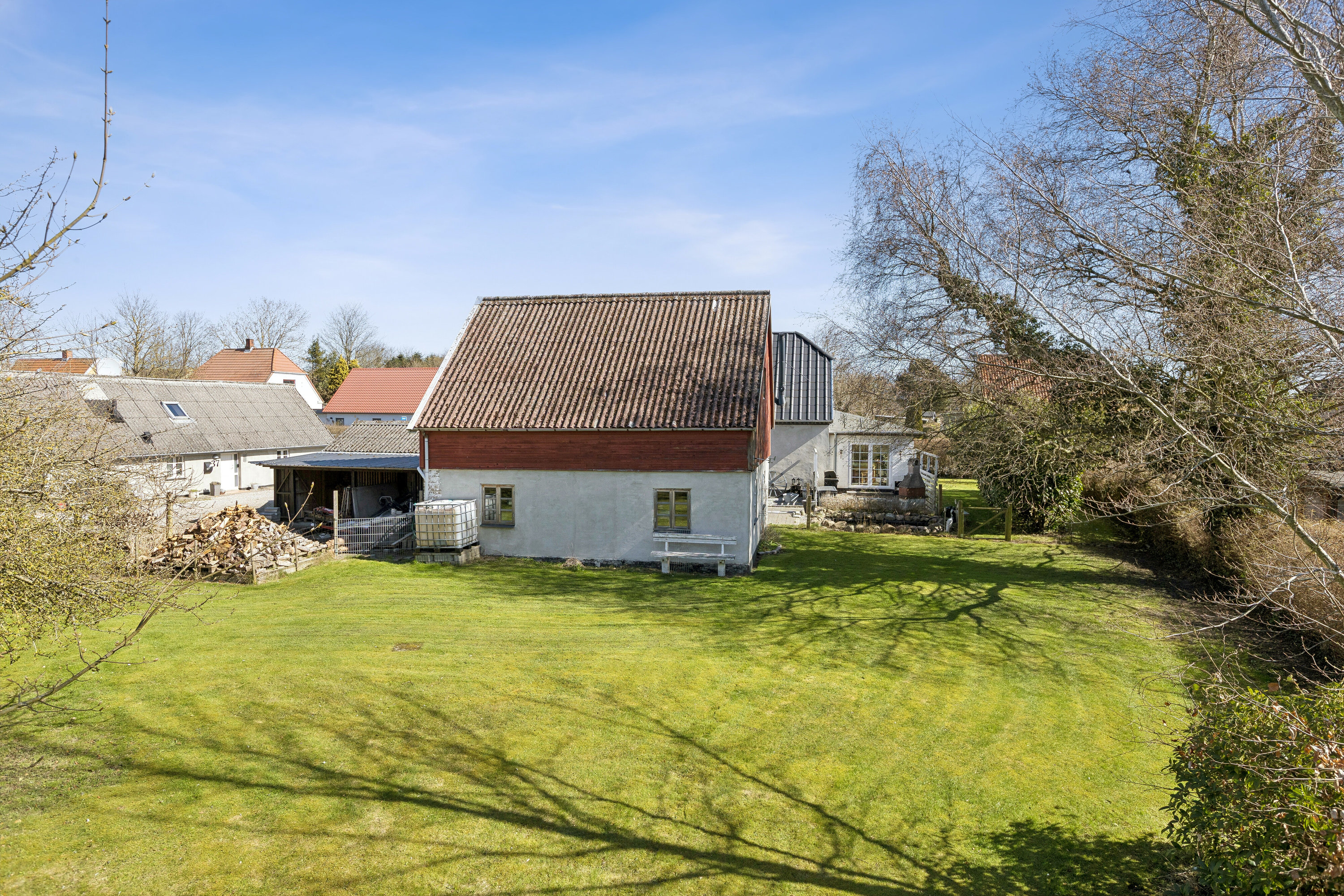 Fremhævet set fra haven billede i fuldskærmstilstand. Billede af Gl Præstøvej 33, 4735 Mern