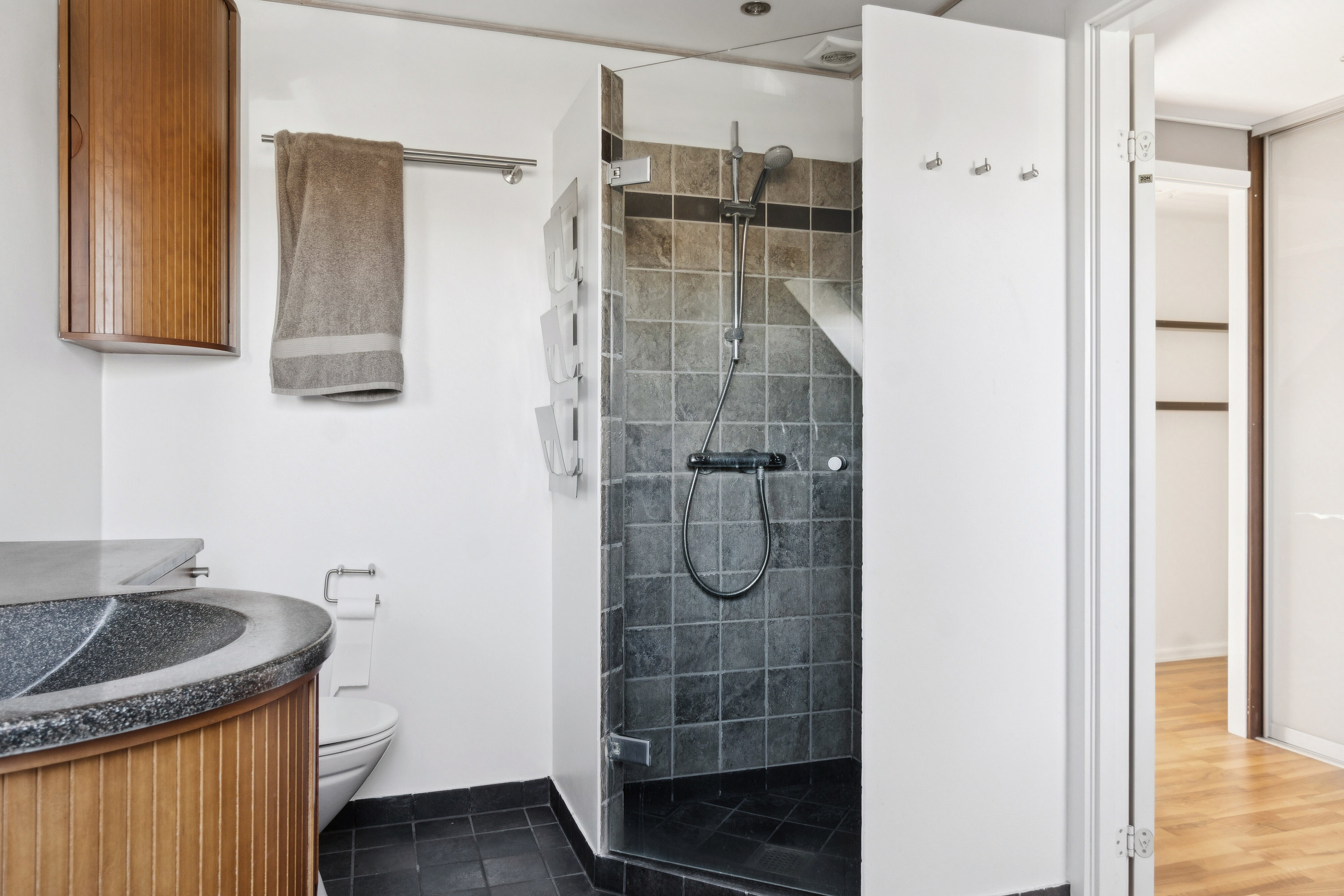 Fremhævet badeværelse billede i fuldskærmstilstand. Billede af Rømøparken 54, 4200 Slagelse