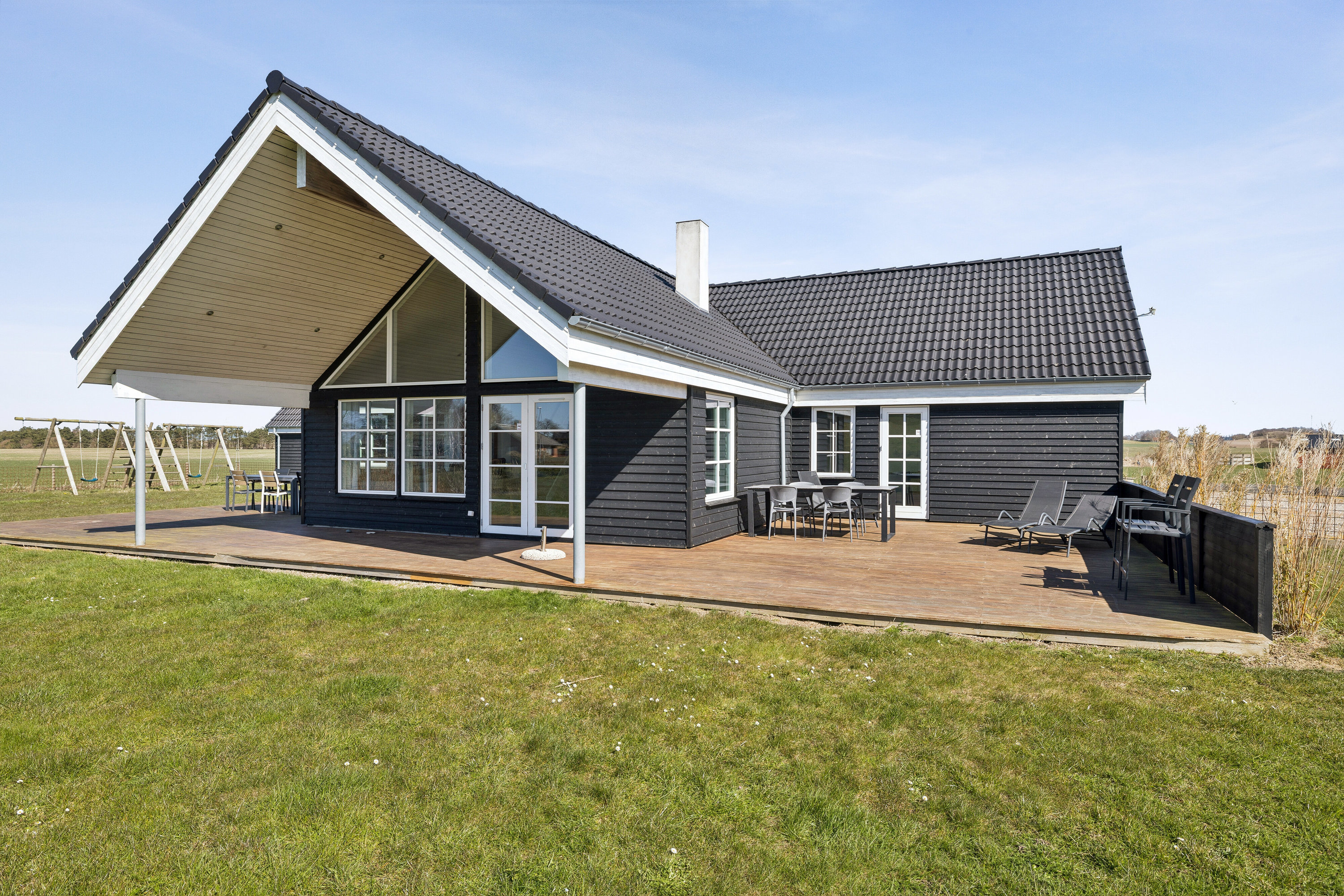 Fremhævet set fra haven billede i fuldskærmstilstand. Billede af Vestervænget 5, 5935 Bagenkop