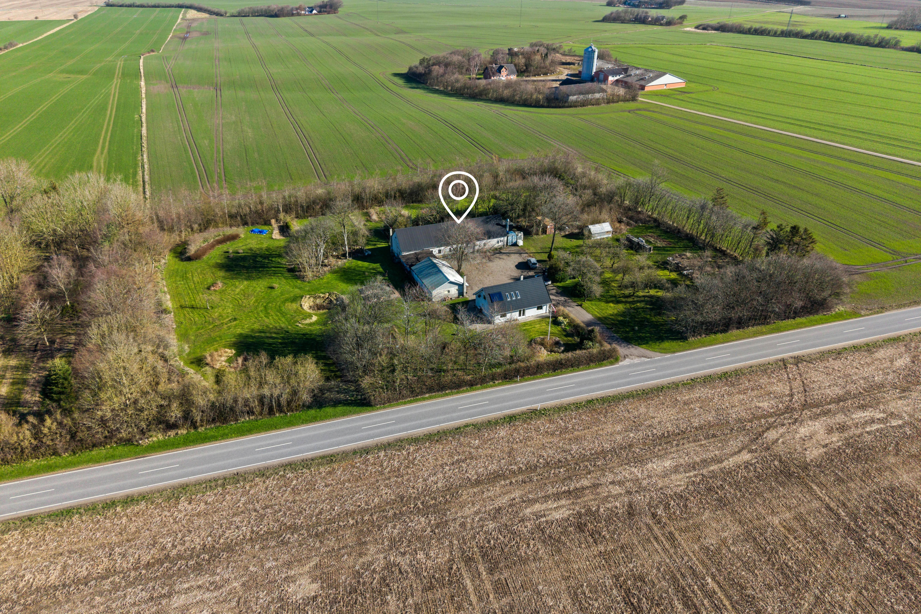 Fremhævet luftfoto billede i fuldskærmstilstand. Billede af Sallingsundvej 94, Harre, 7870 Roslev