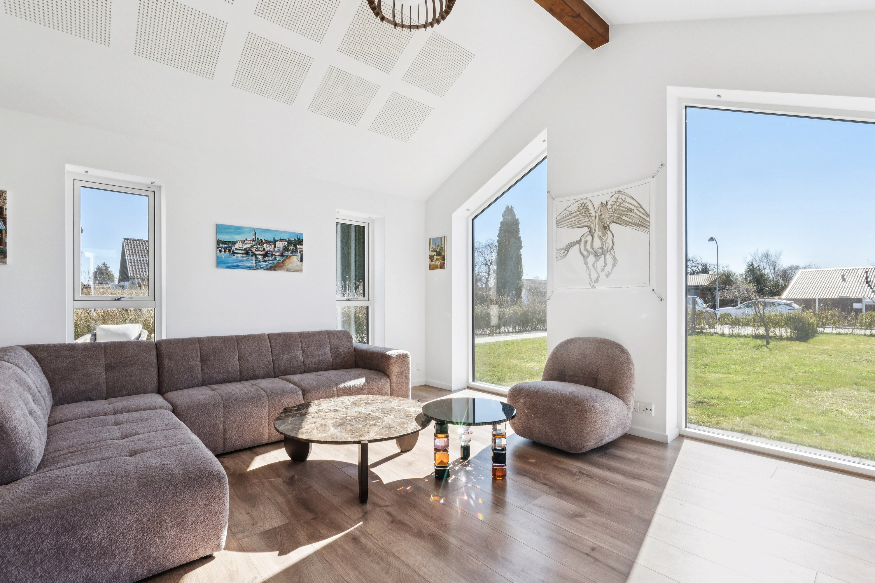 Fremhævet stue billede i fuldskærmstilstand. Billede af Humlemarksvej 12, 2605 Brøndby