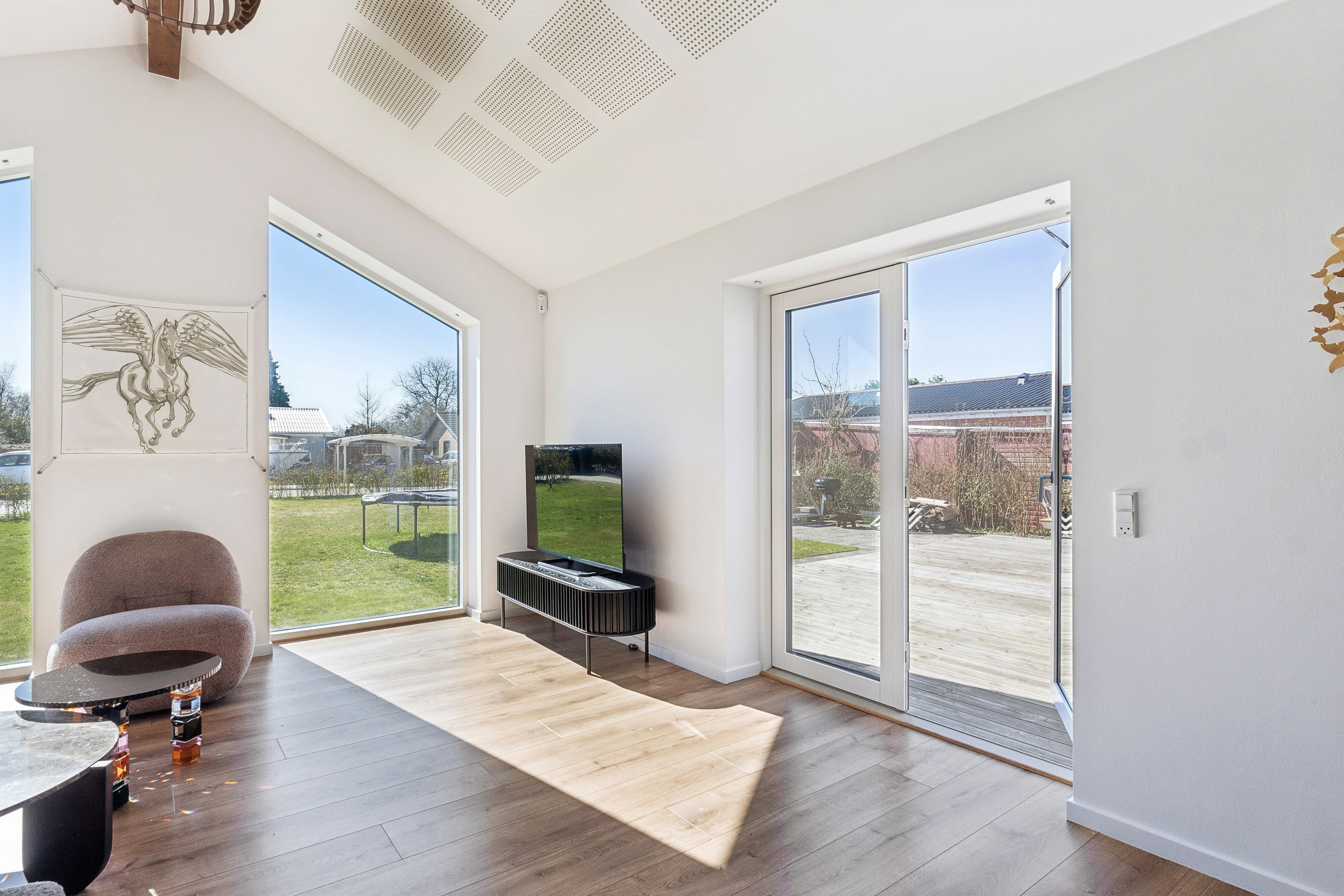 Fremhævet stue billede i fuldskærmstilstand. Billede af Humlemarksvej 12, 2605 Brøndby