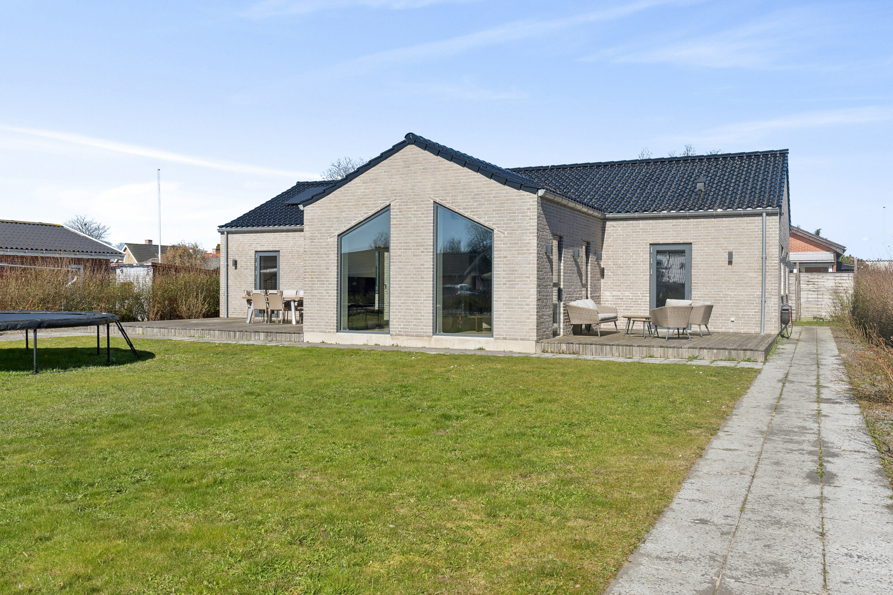 Fremhævet set fra haven billede i fuldskærmstilstand. Billede af Humlemarksvej 12, 2605 Brøndby