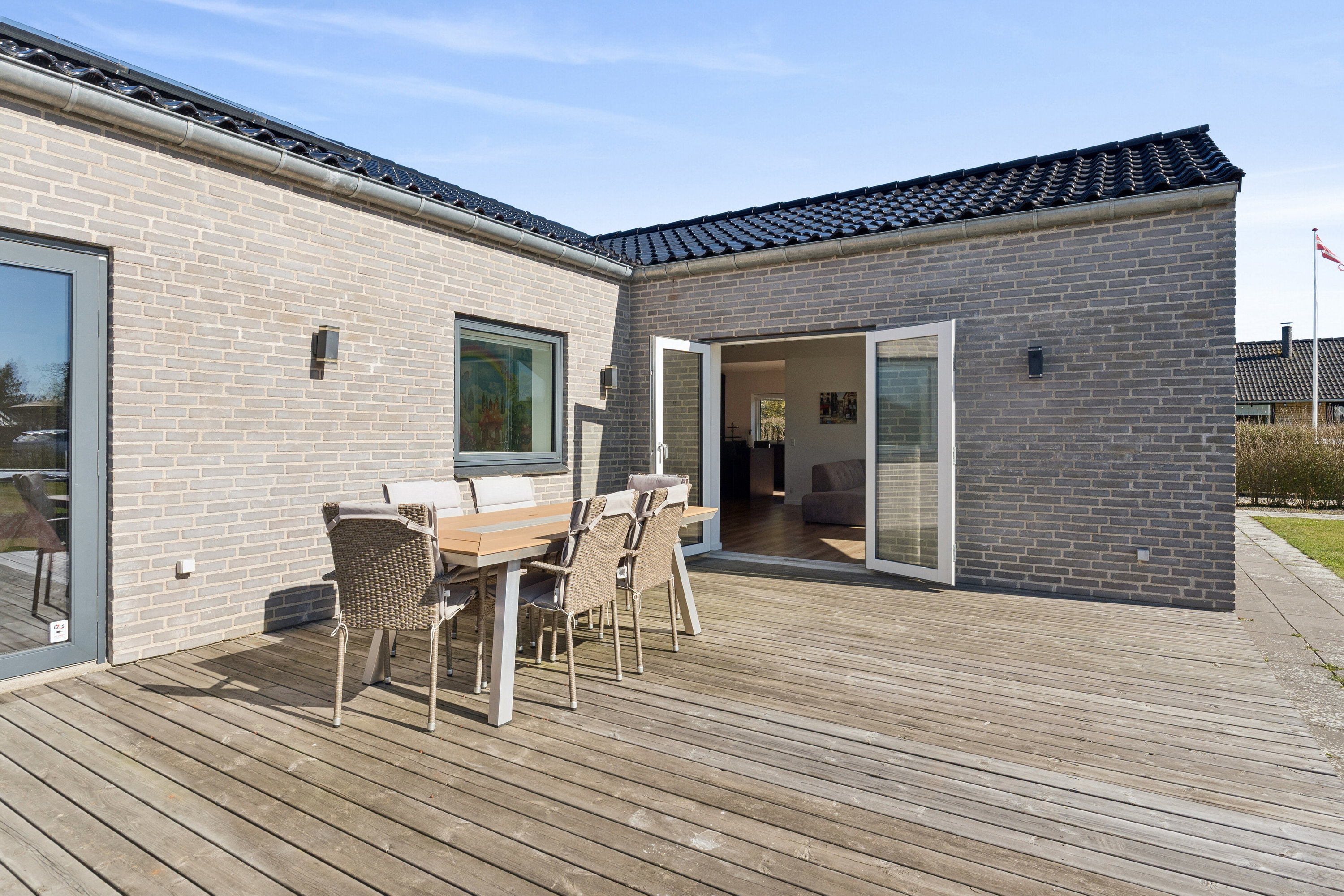 Fremhævet terrasse billede i fuldskærmstilstand. Billede af Humlemarksvej 12, 2605 Brøndby