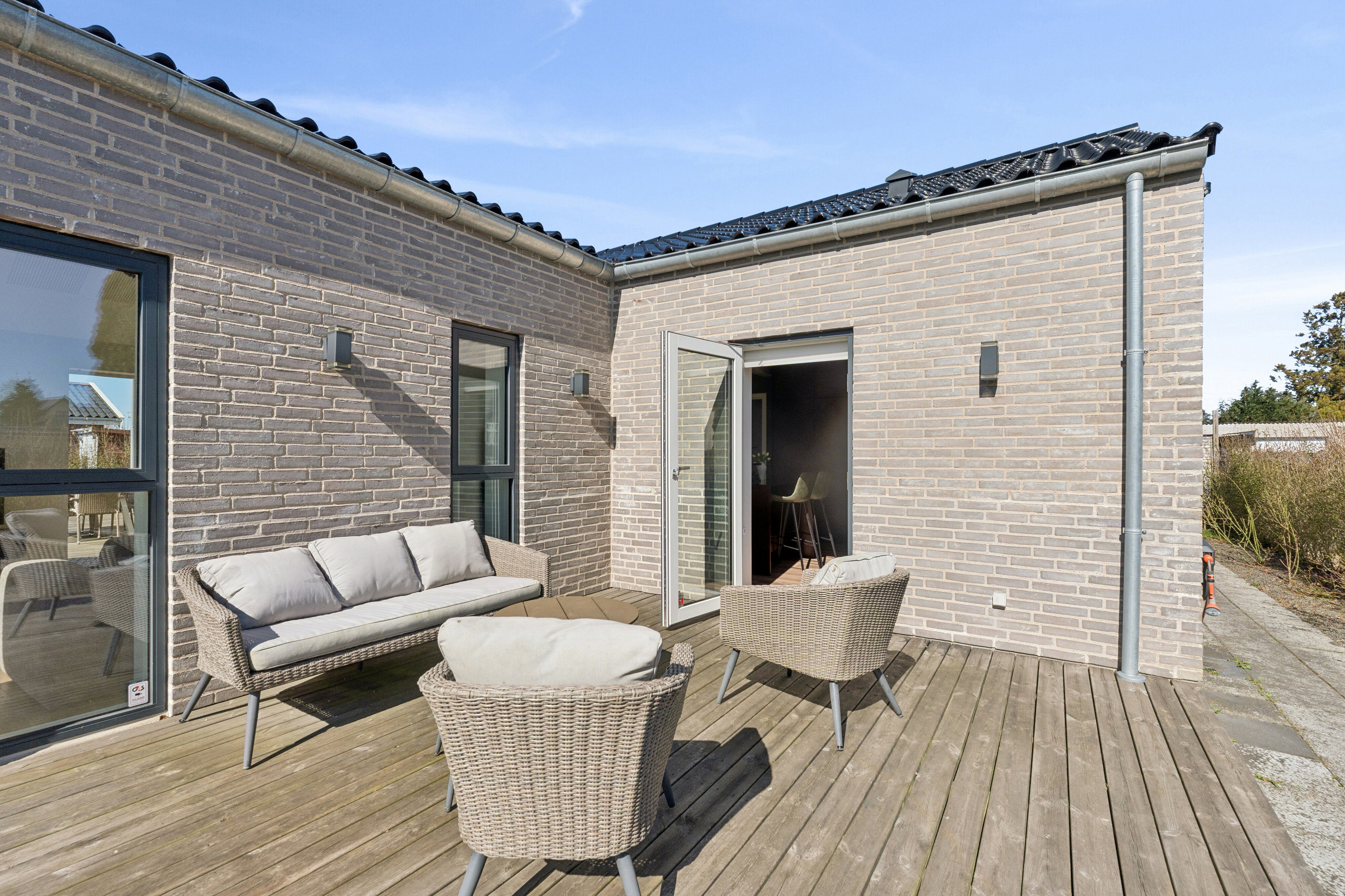 Fremhævet terrasse billede i fuldskærmstilstand. Billede af Humlemarksvej 12, 2605 Brøndby