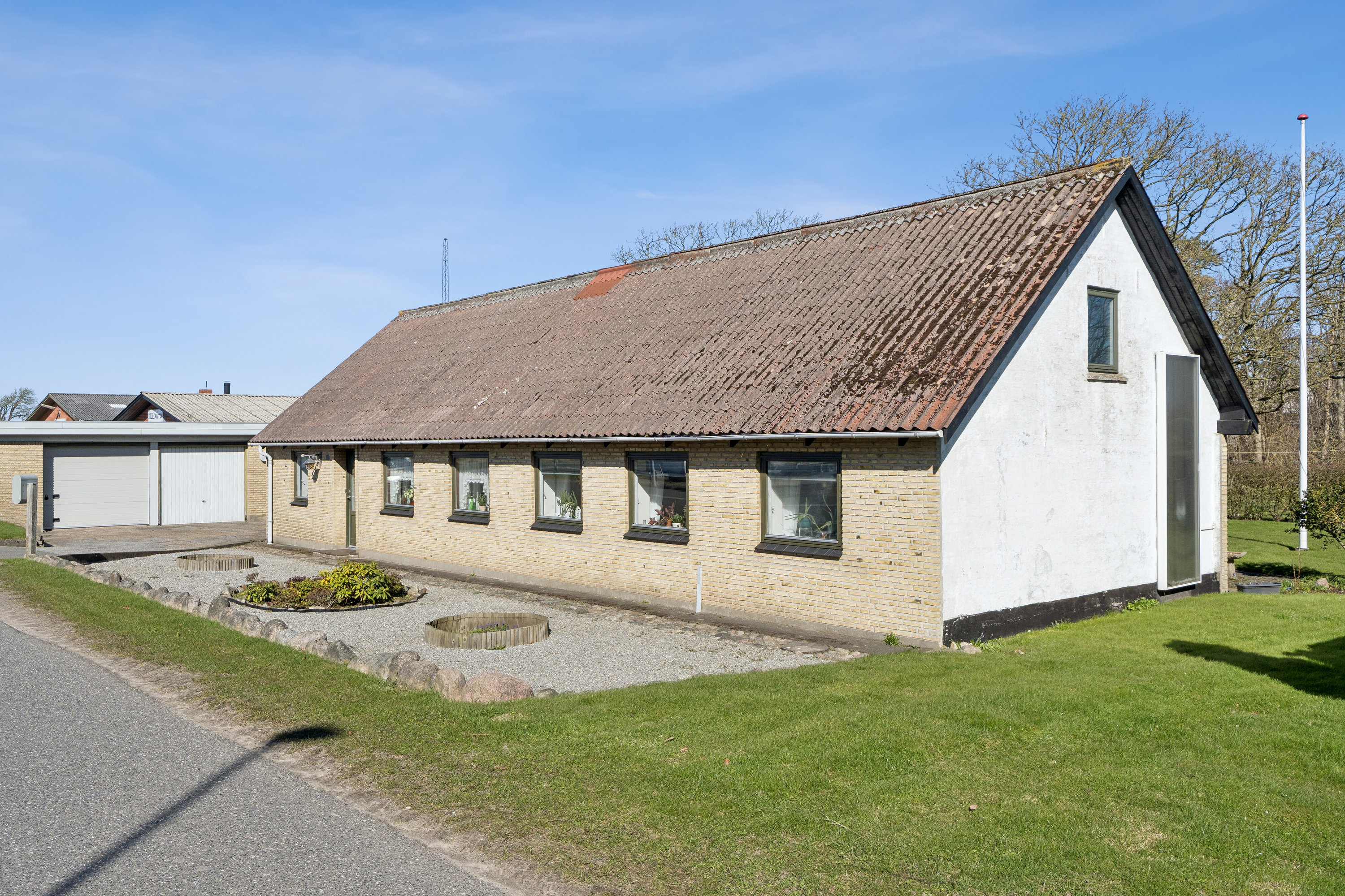 Fremhævet set fra vejen billede i fuldskærmstilstand. Billede af Gaden 60A, 9870 Sindal