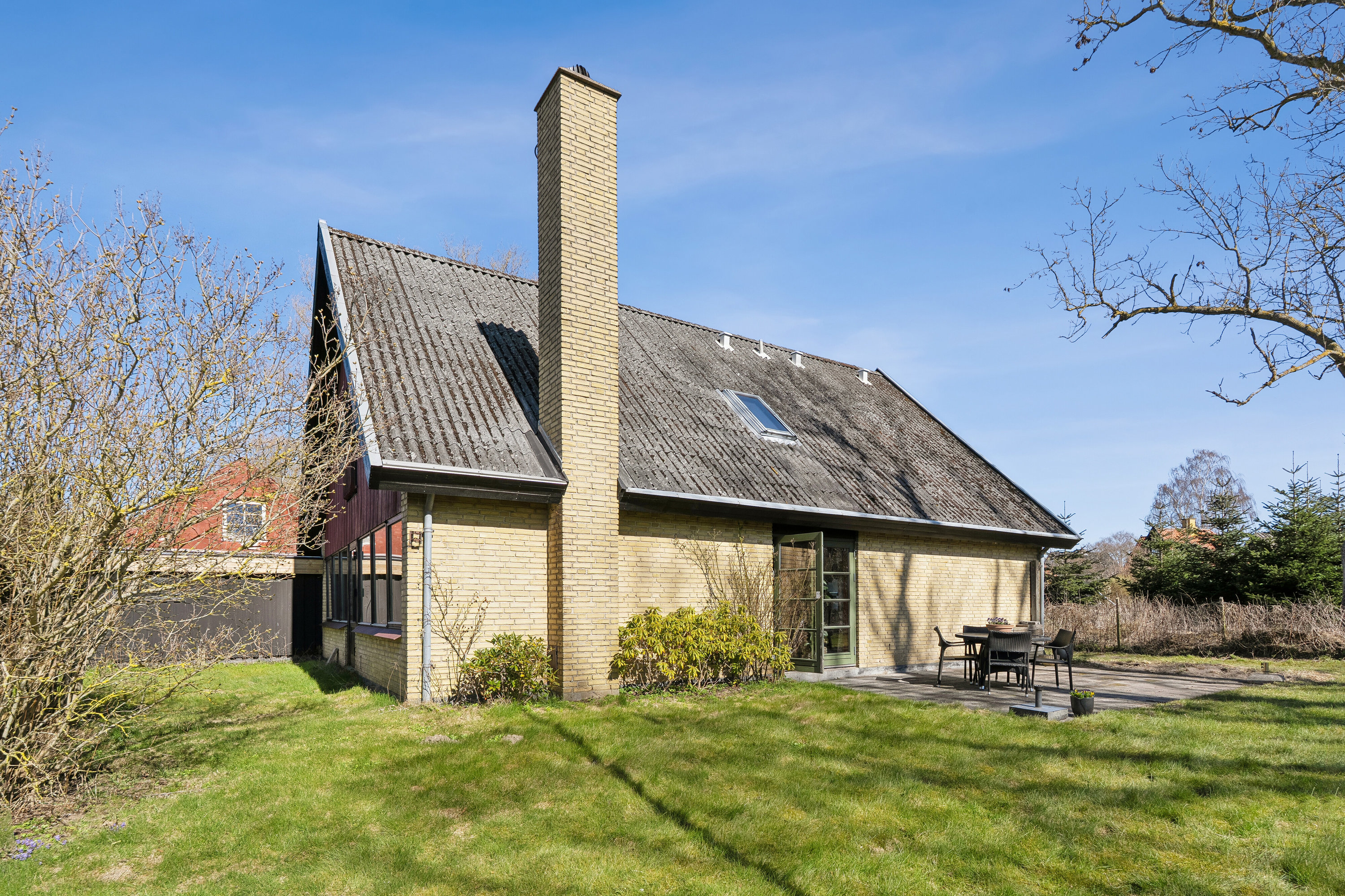 Fremhævet set fra haven billede i fuldskærmstilstand. Billede af Saunte Bygade 32, 3100 Hornbæk