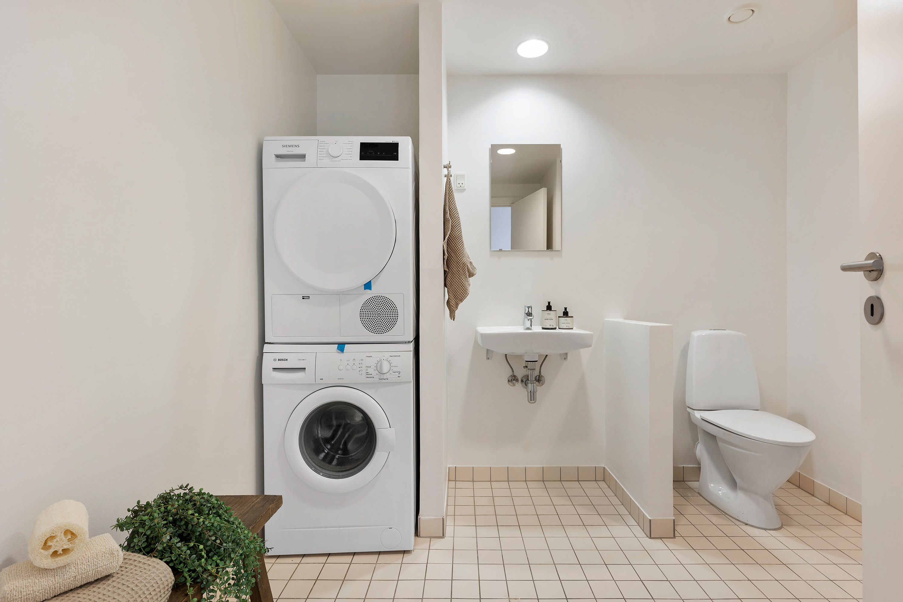 Fremhævet badeværelse billede i fuldskærmstilstand. Billede af Pilehøj 7C, st.., 3460 Birkerød