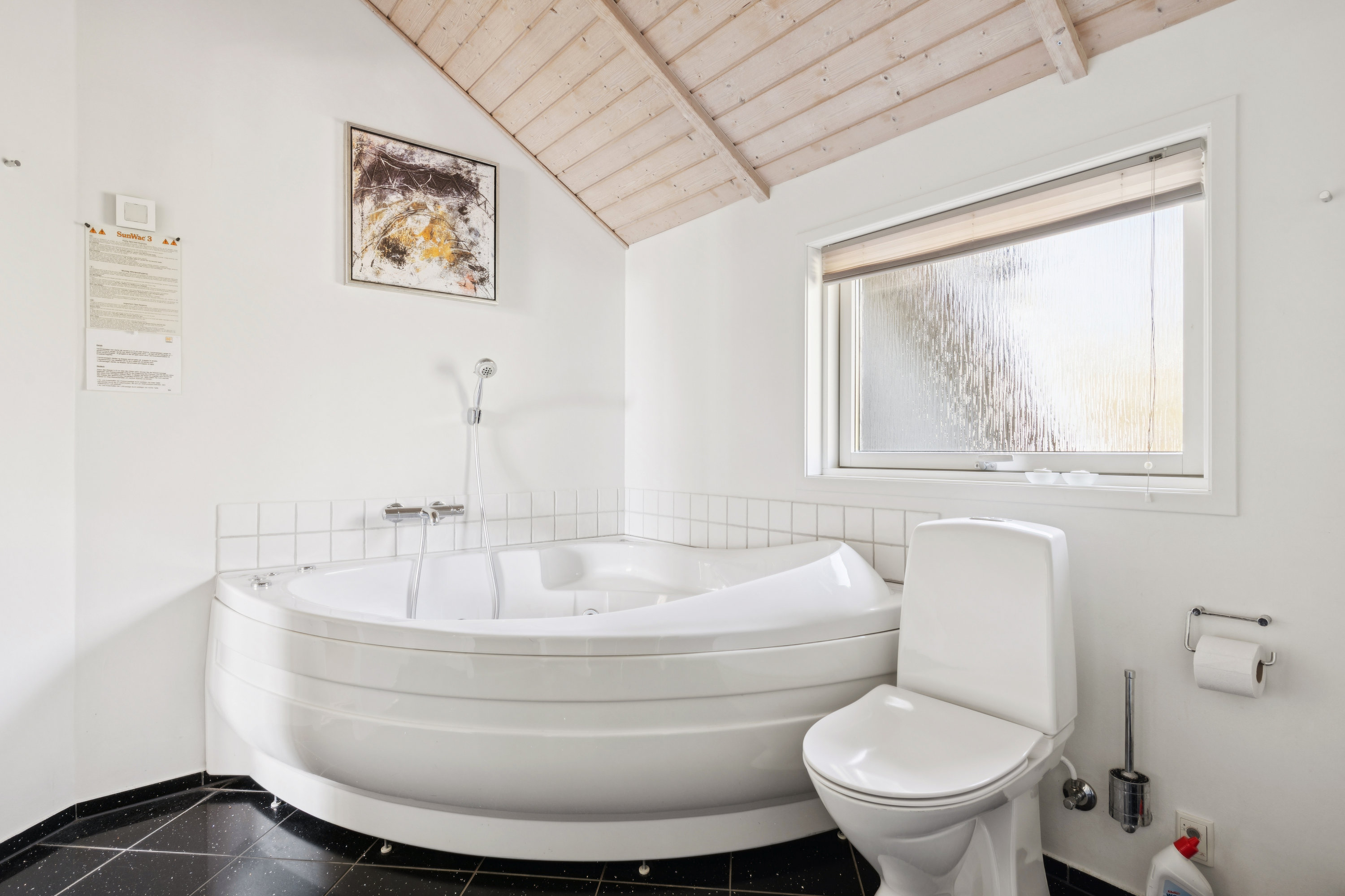 Fremhævet badeværelse billede i fuldskærmstilstand. Billede af Bækholmen 27, Dråby, 8400 Ebeltoft