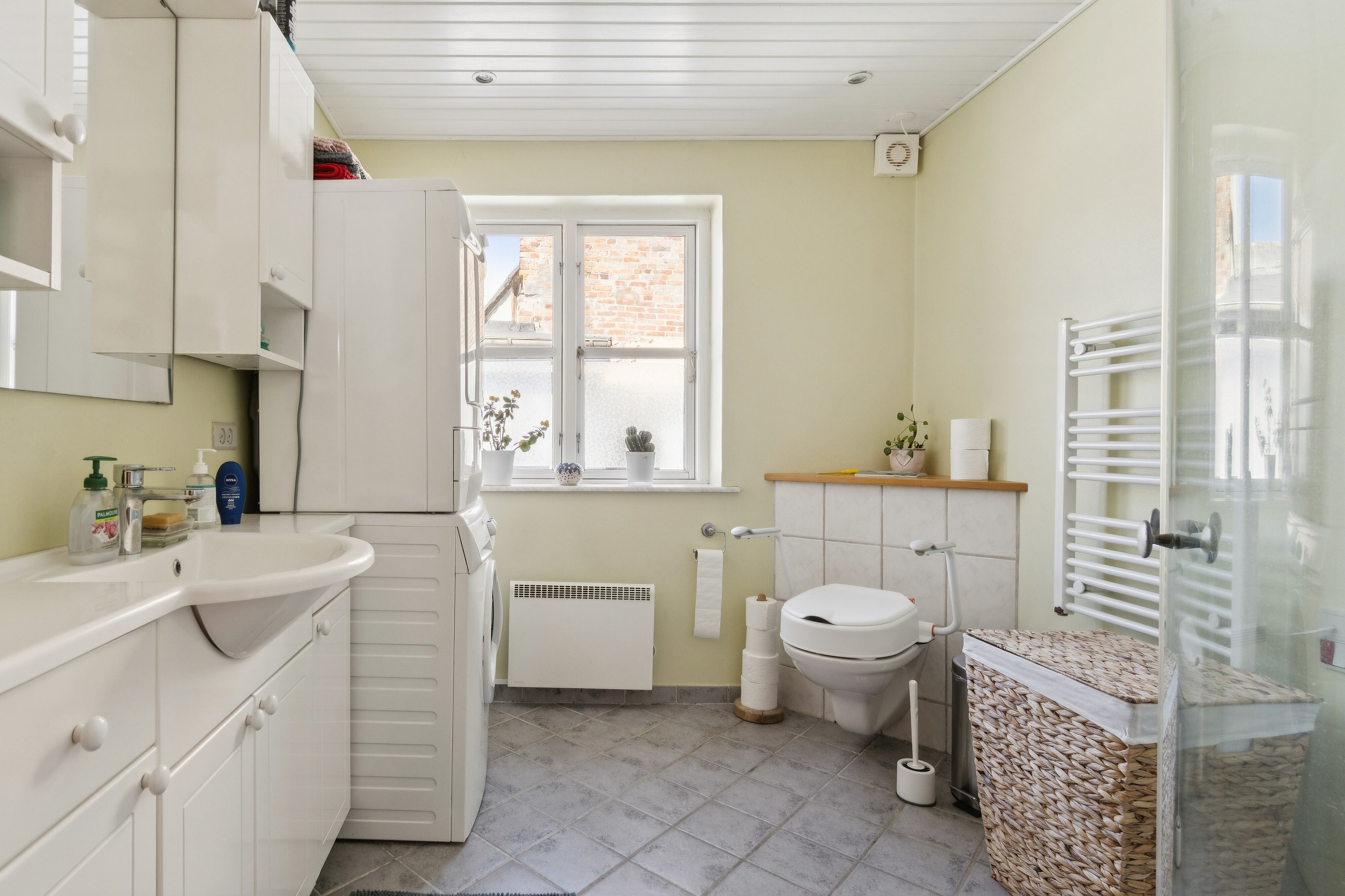 Fremhævet badeværelse billede i fuldskærmstilstand. Billede af Møllegade 17, 3700 Rønne