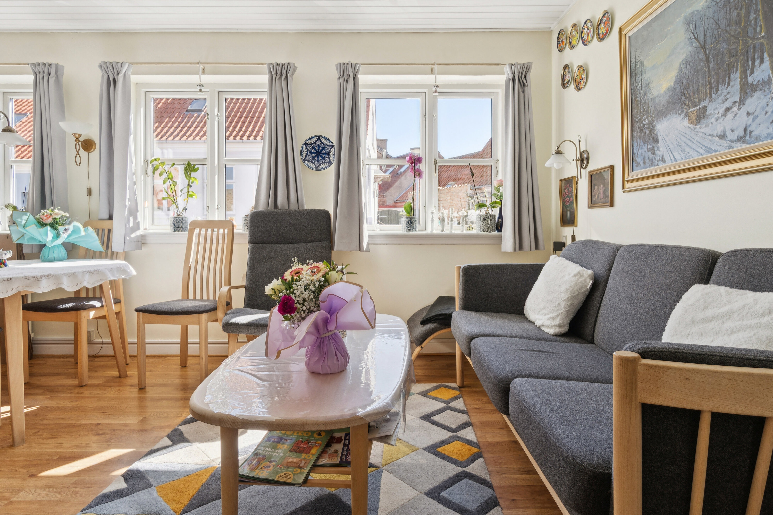 Fremhævet stue billede i fuldskærmstilstand. Billede af Møllegade 17, 3700 Rønne