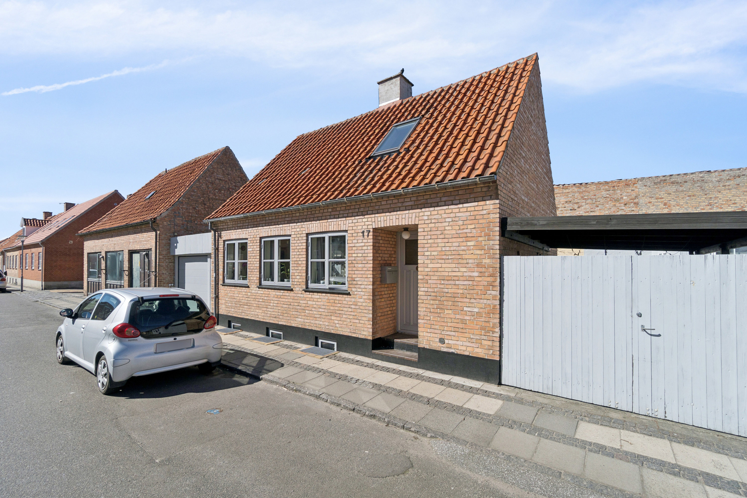Fremhævet set fra vejen billede i fuldskærmstilstand. Billede af Møllegade 17, 3700 Rønne